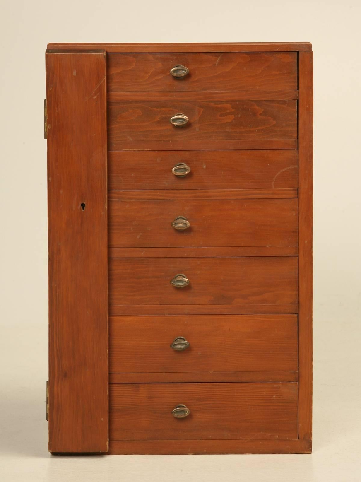 Country Petit meuble de rangement ancien à plusieurs tiroirs en spécimen d'Angleterre des années 1920 à 1930 en vente
