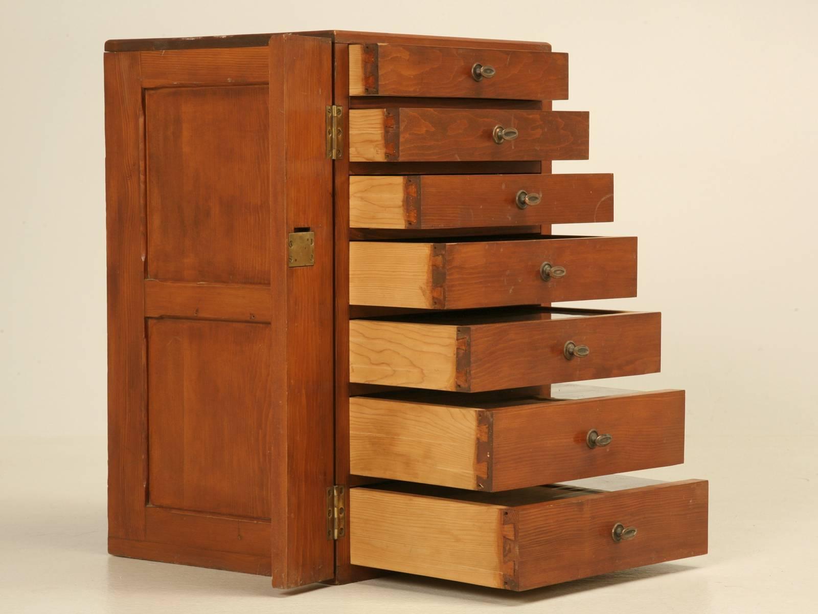 Fait main Petit meuble de rangement ancien à plusieurs tiroirs en spécimen d'Angleterre des années 1920 à 1930 en vente