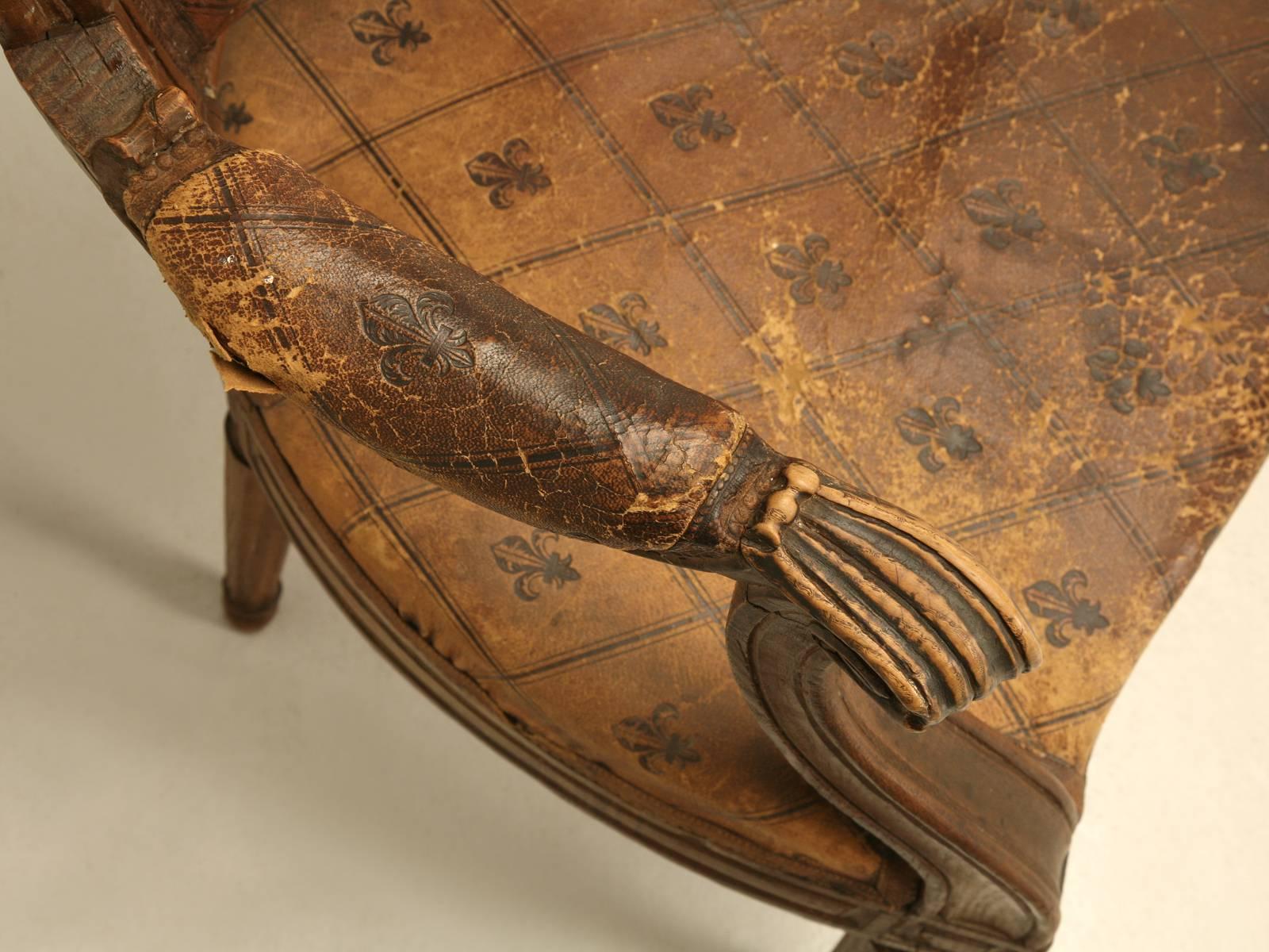 Französische Sessel im Louis-XVI.-Stil aus Originalleder mit ungewöhnlichem Fleur de Lis-Leder (Handgeschnitzt) im Angebot