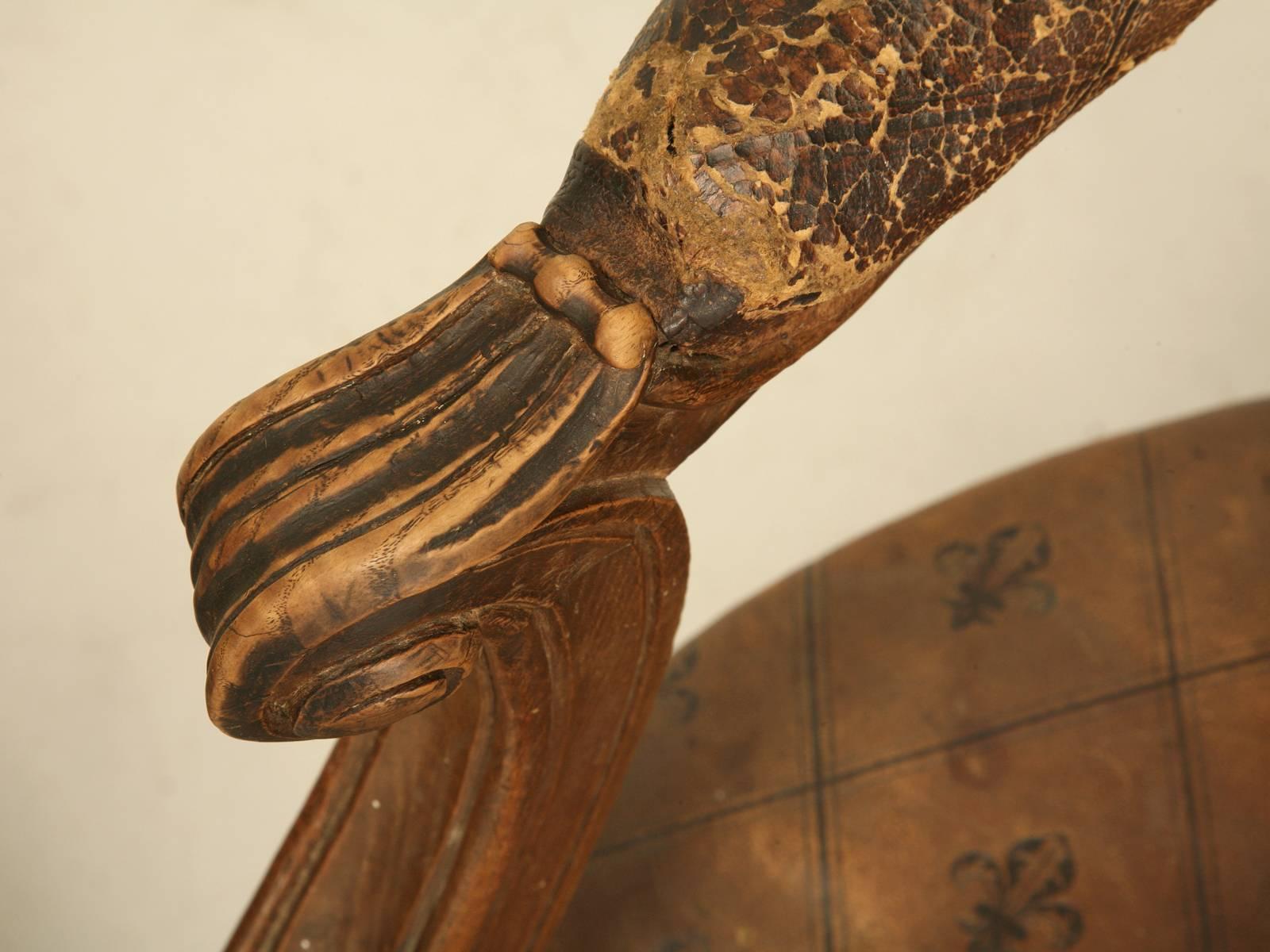 Französische Sessel im Louis-XVI.-Stil aus Originalleder mit ungewöhnlichem Fleur de Lis-Leder im Zustand „Relativ gut“ im Angebot in Chicago, IL