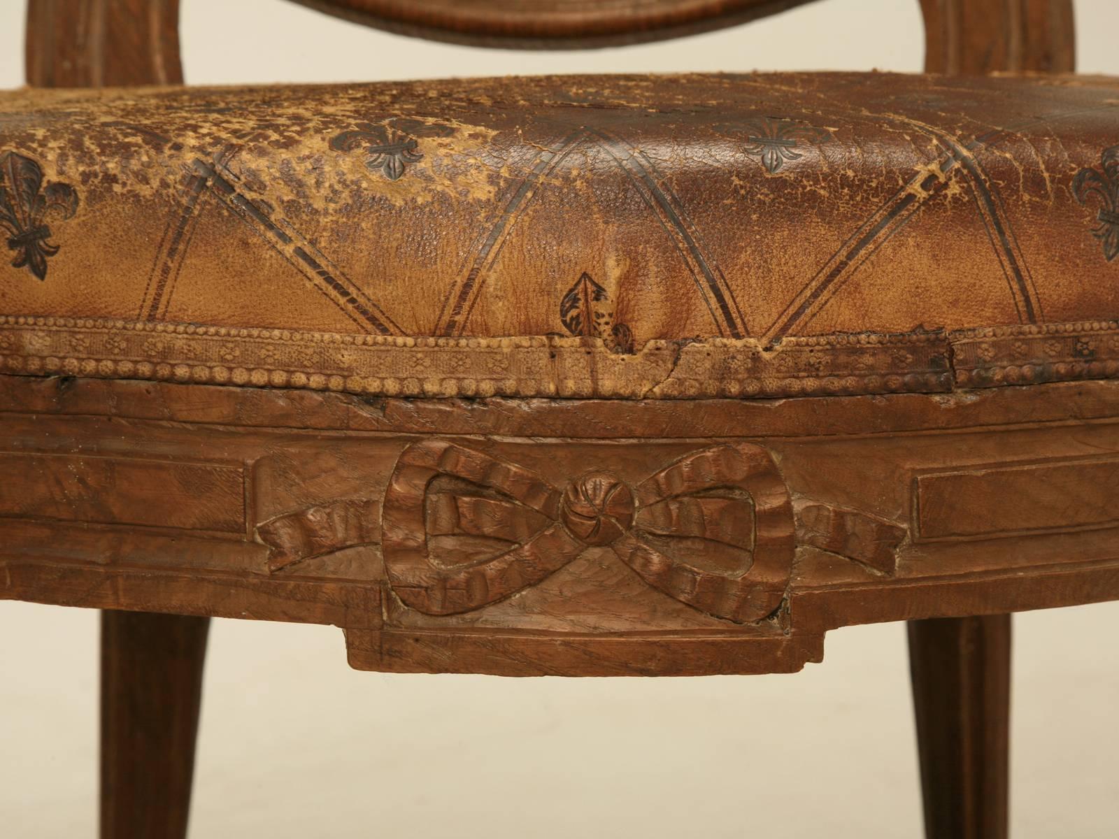 Französische Sessel im Louis-XVI.-Stil aus Originalleder mit ungewöhnlichem Fleur de Lis-Leder im Angebot 1