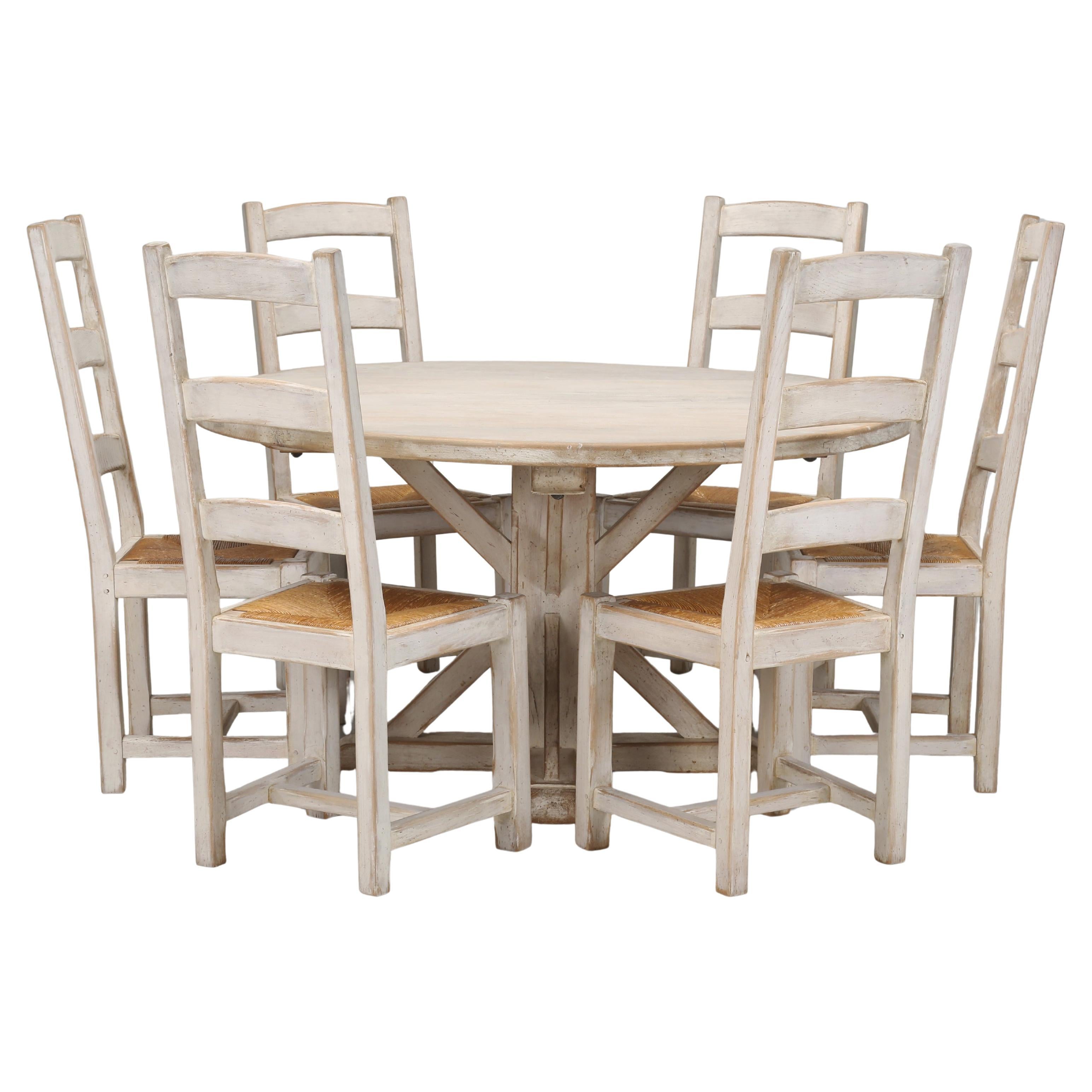 Table ronde de cuisine, salle à manger et 6 chaises assorties, de style campagnard et blanc lavé en vente