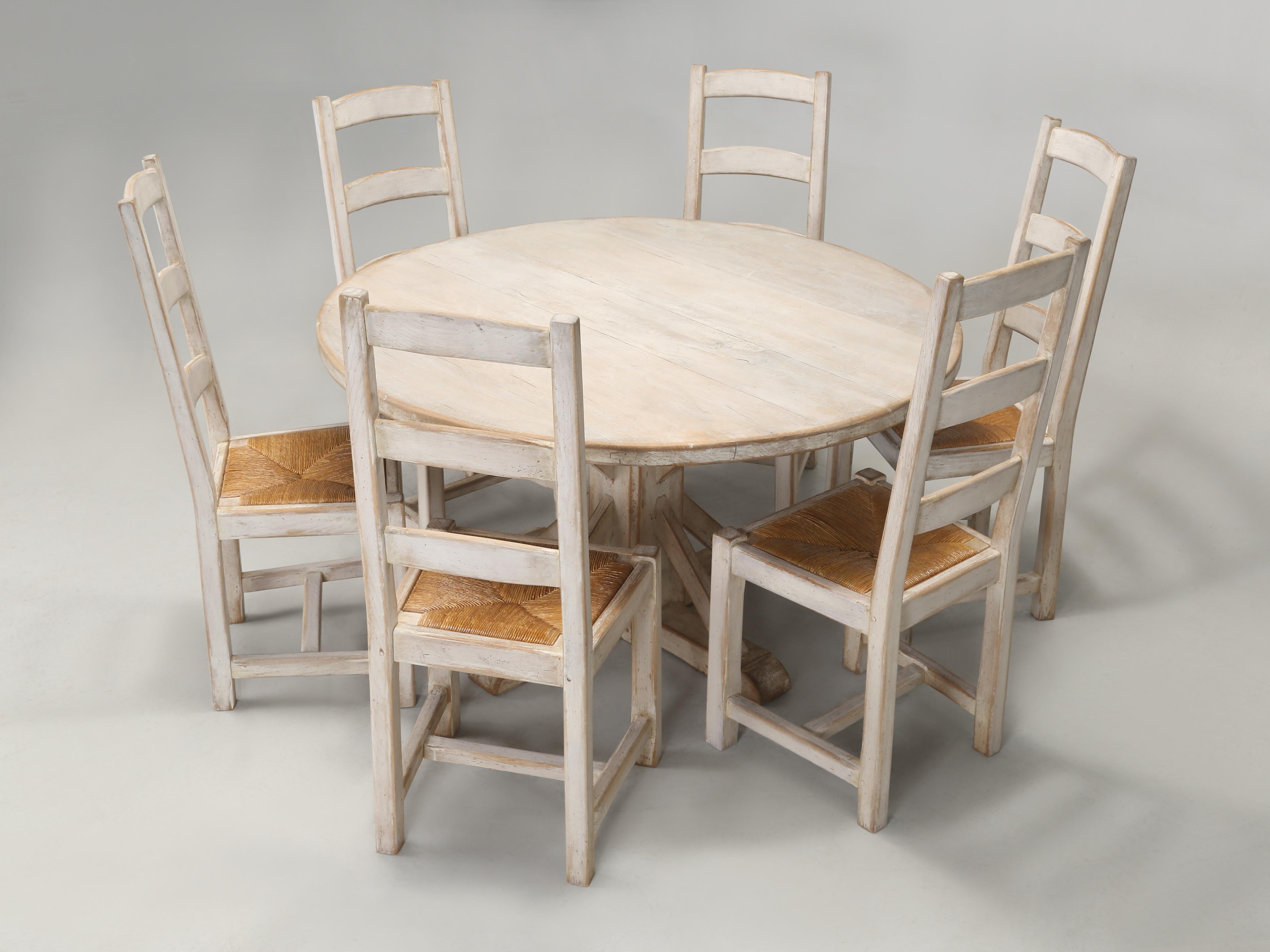 Table de cuisine ou table de salle à manger ronde de style campagnard français blanc lavé, fabriquée à la main dans le sud de la France par Quinta. Le fabricant de meubles français de Perpignan était l'un des meilleurs fabricants de meubles de toute