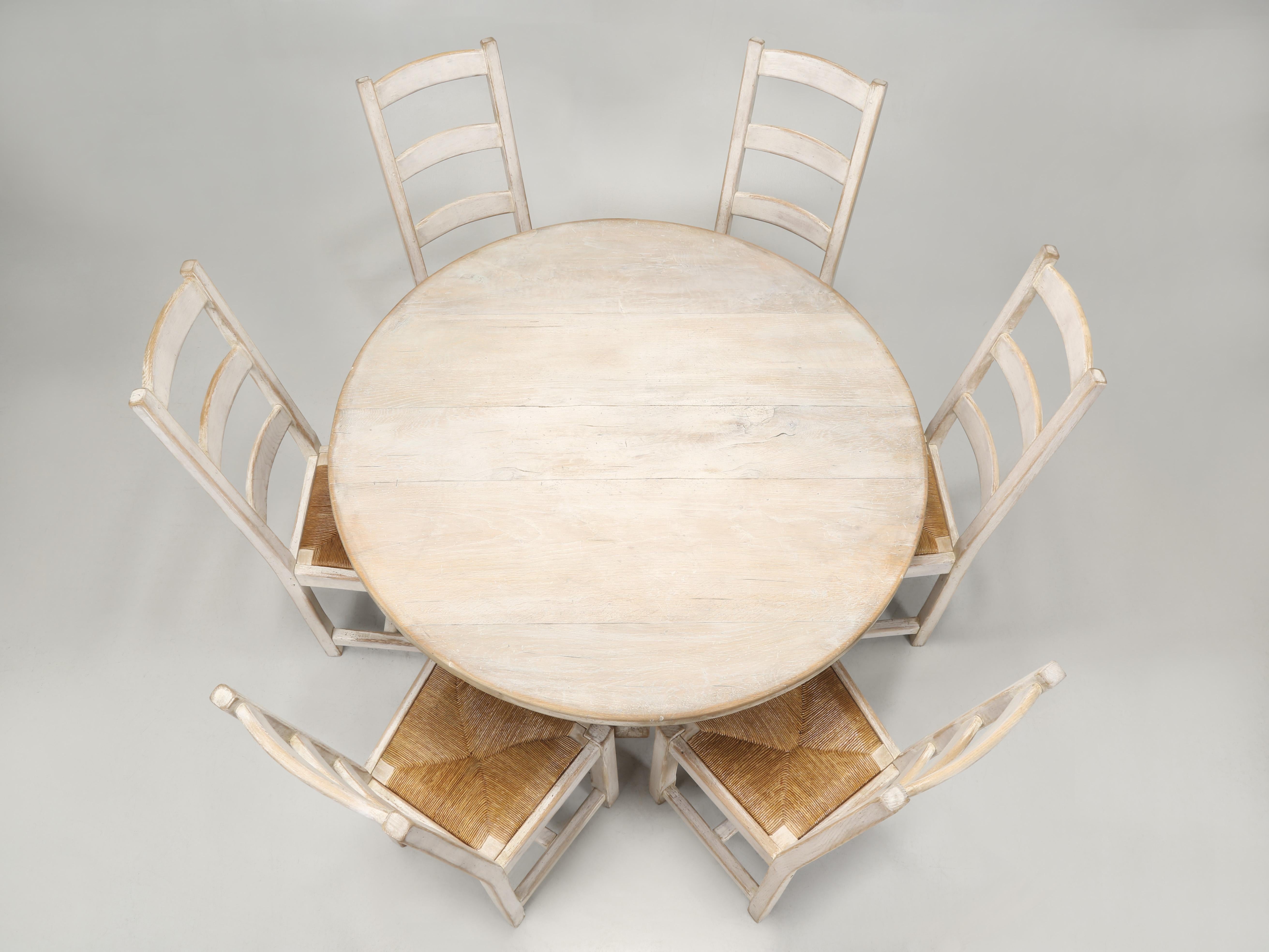 Country Table ronde de cuisine, salle à manger et 6 chaises assorties, de style campagnard et blanc lavé en vente