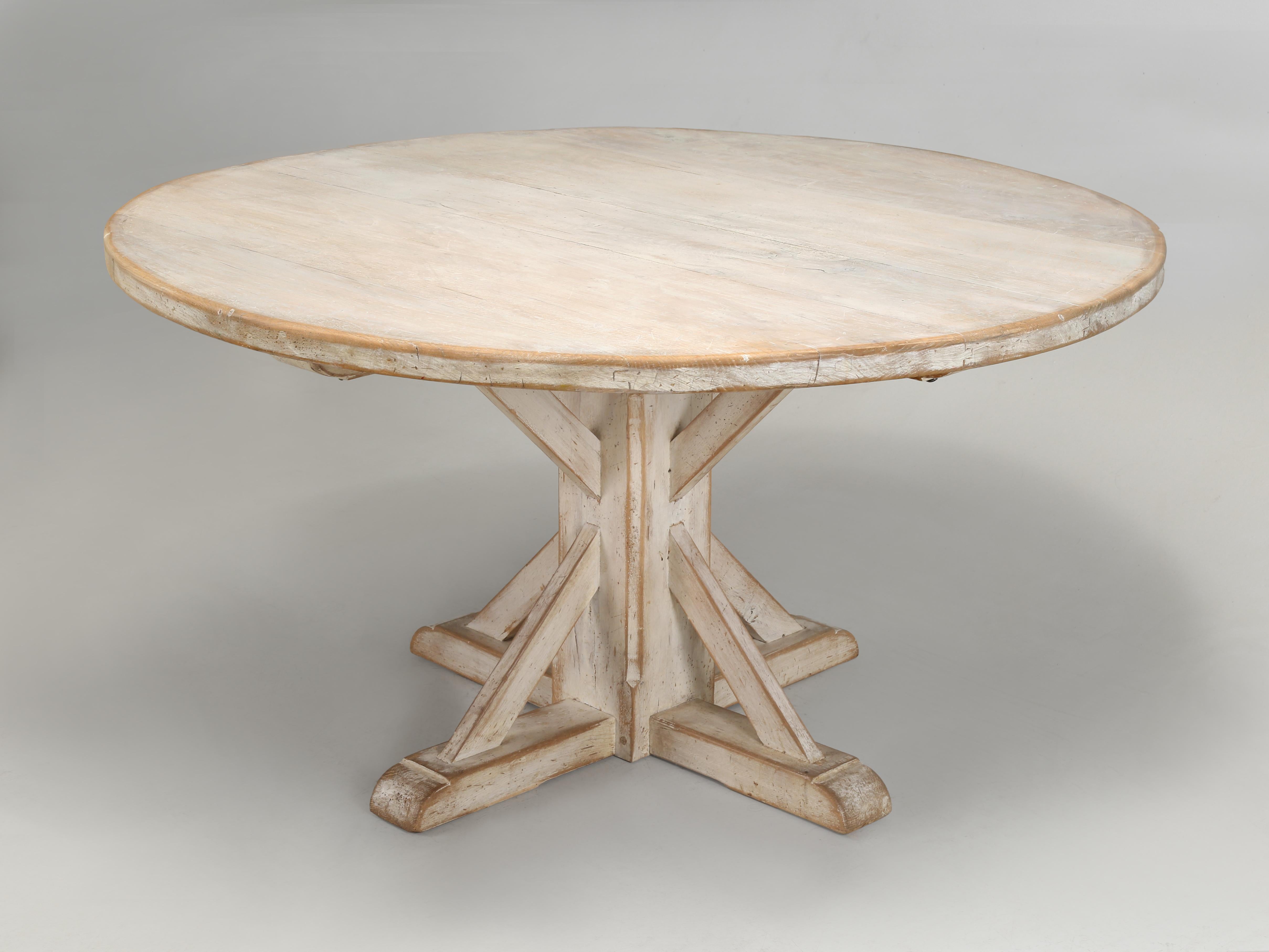 Français Table ronde de cuisine, salle à manger et 6 chaises assorties, de style campagnard et blanc lavé en vente