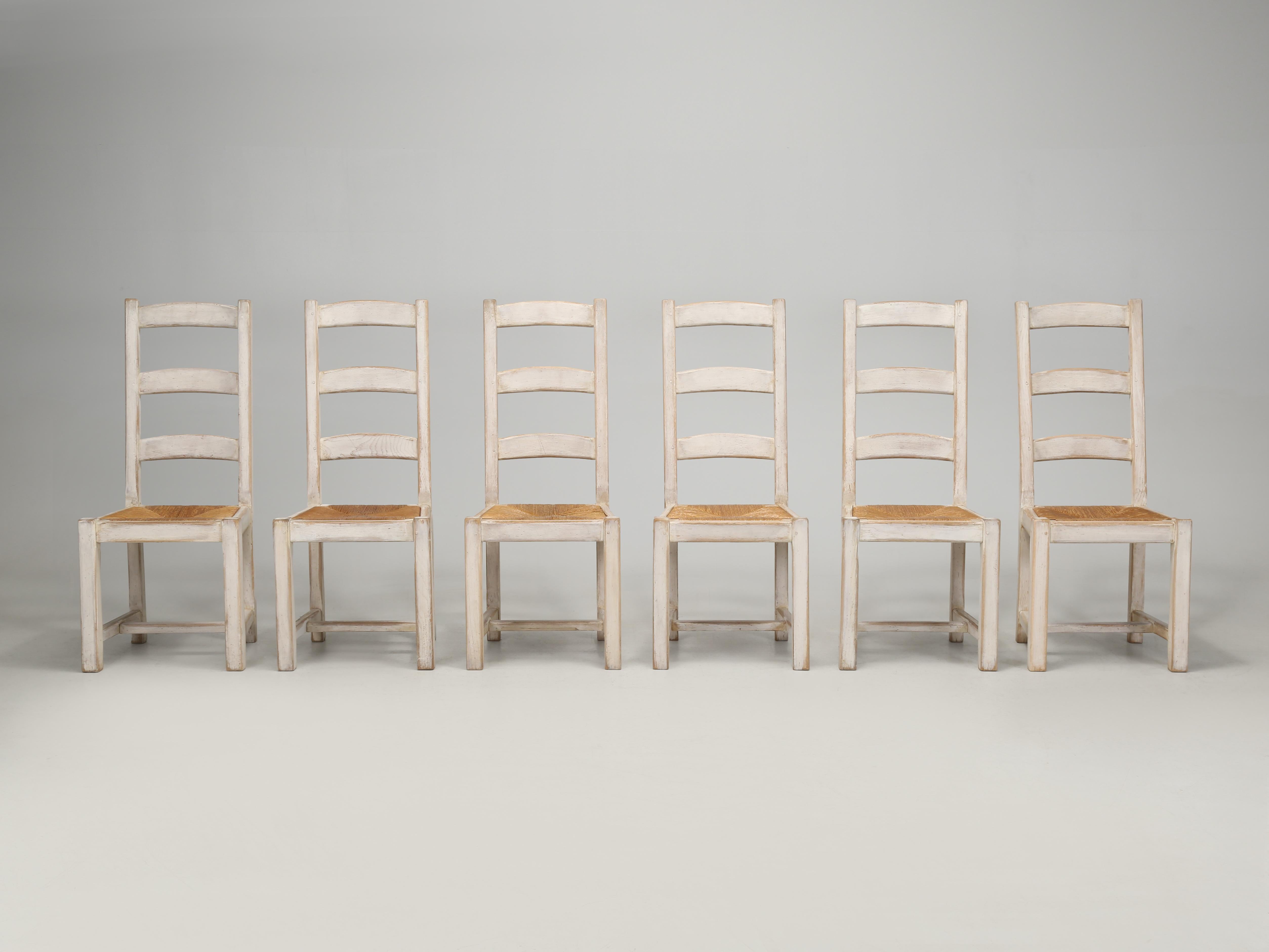 Table ronde de cuisine, salle à manger et 6 chaises assorties, de style campagnard et blanc lavé en vente 3