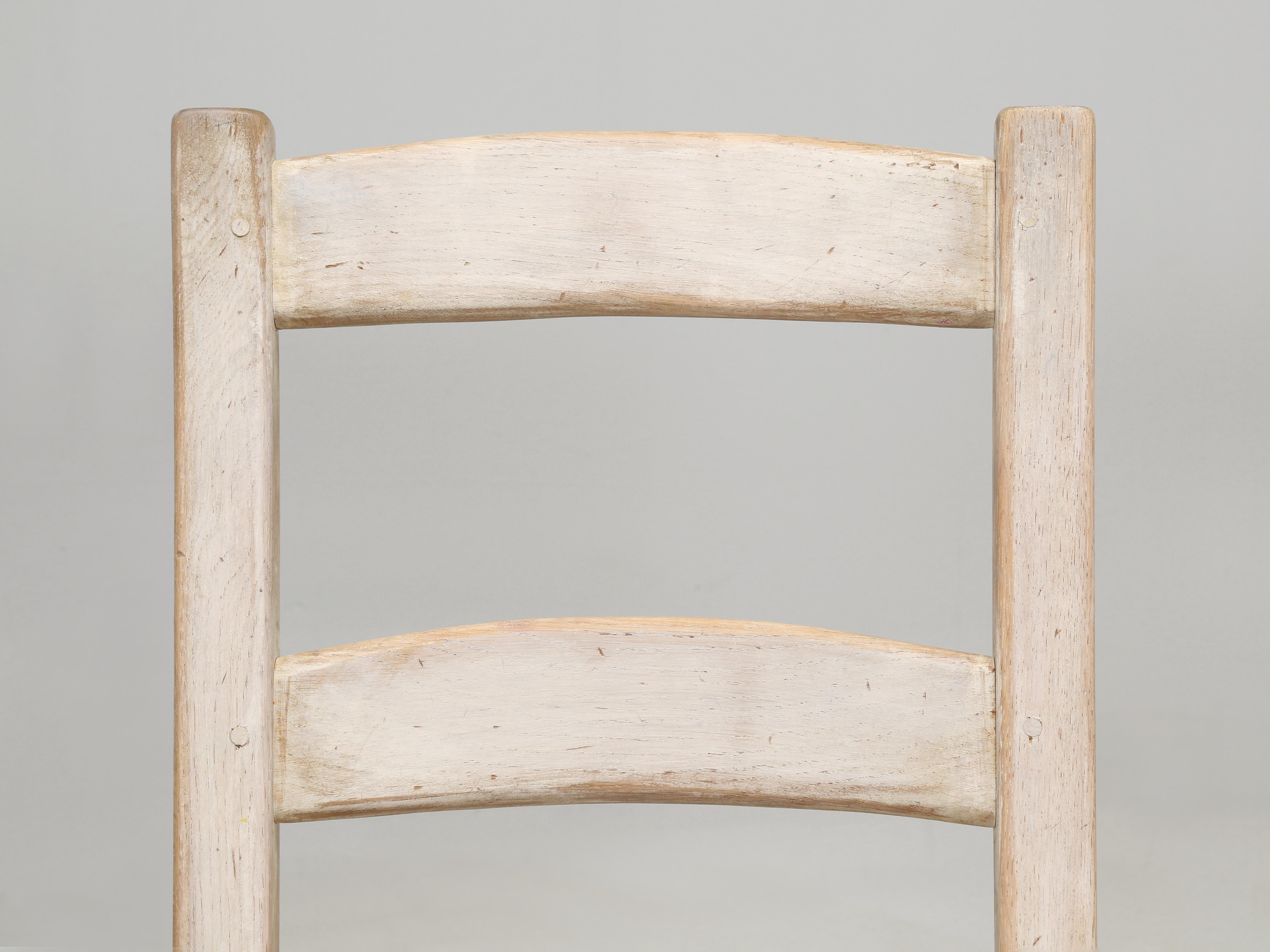 Table ronde de cuisine, salle à manger et 6 chaises assorties, de style campagnard et blanc lavé en vente 7