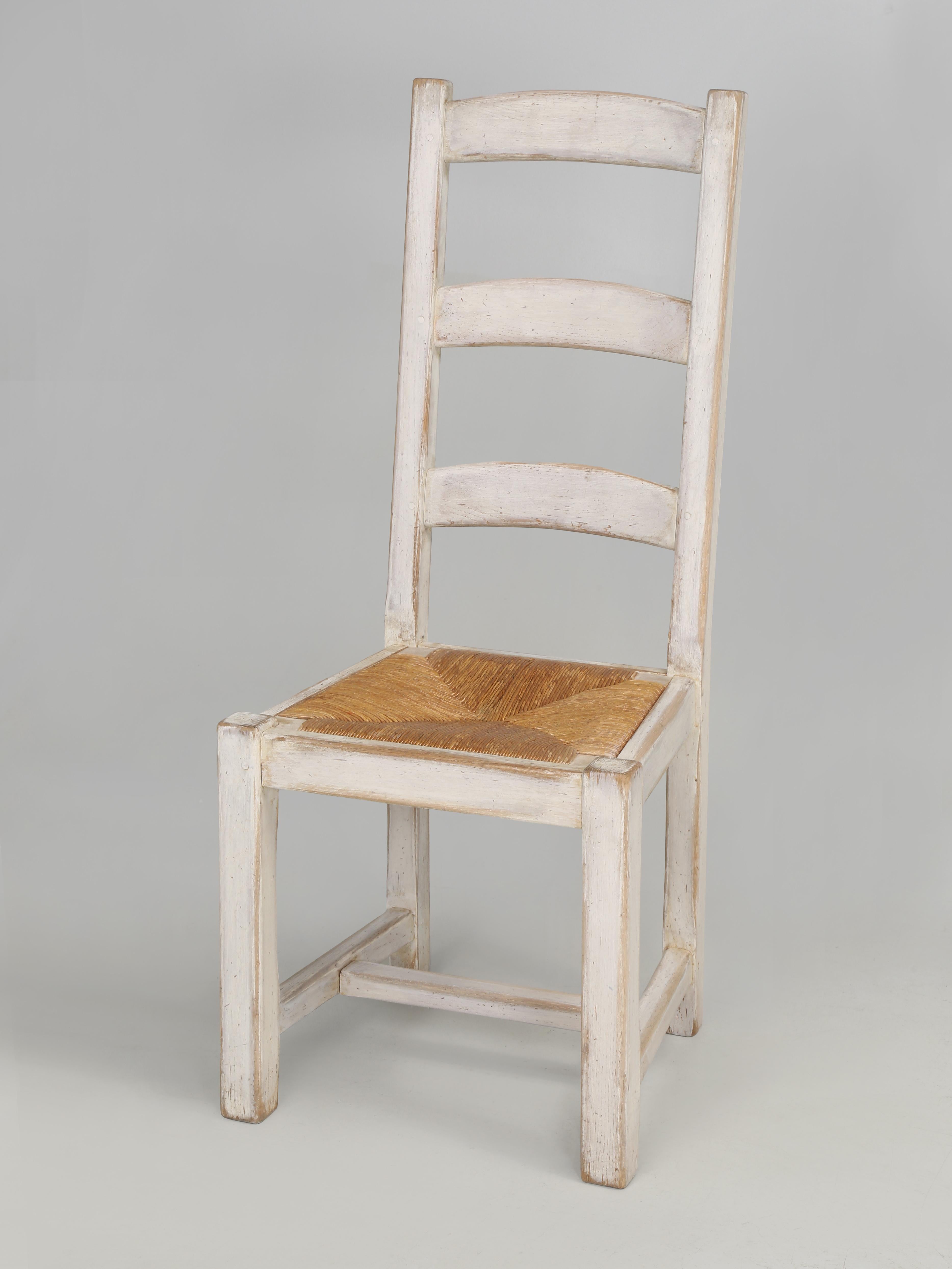 Table ronde de cuisine, salle à manger et 6 chaises assorties, de style campagnard et blanc lavé en vente 5