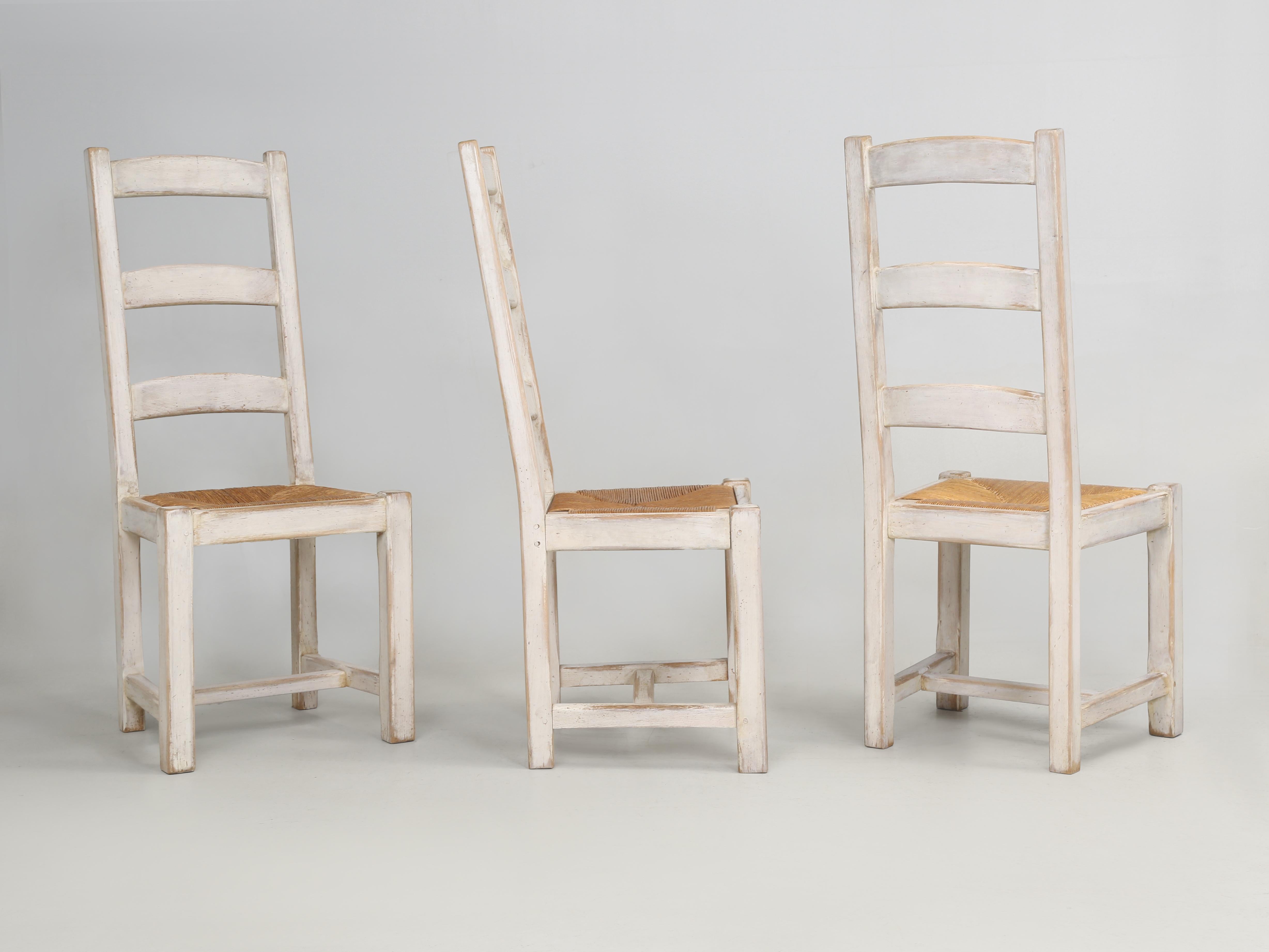 Table ronde de cuisine, salle à manger et 6 chaises assorties, de style campagnard et blanc lavé en vente 4
