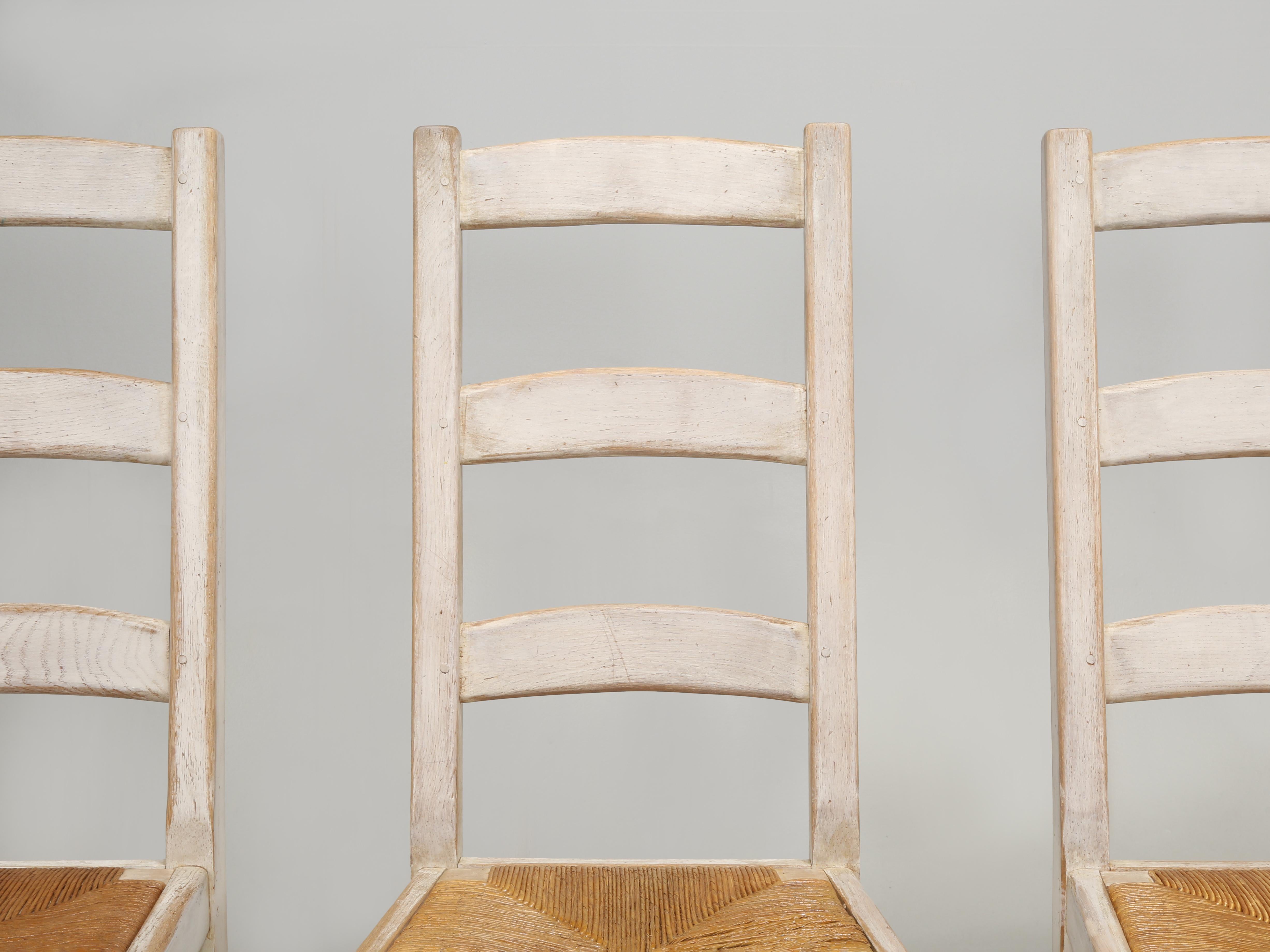 Table ronde de cuisine, salle à manger et 6 chaises assorties, de style campagnard et blanc lavé en vente 6