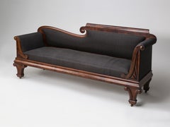 Sofá o sillón antiguo de estilo Imperio, fabricado en caoba y tapizado con crin de caballo