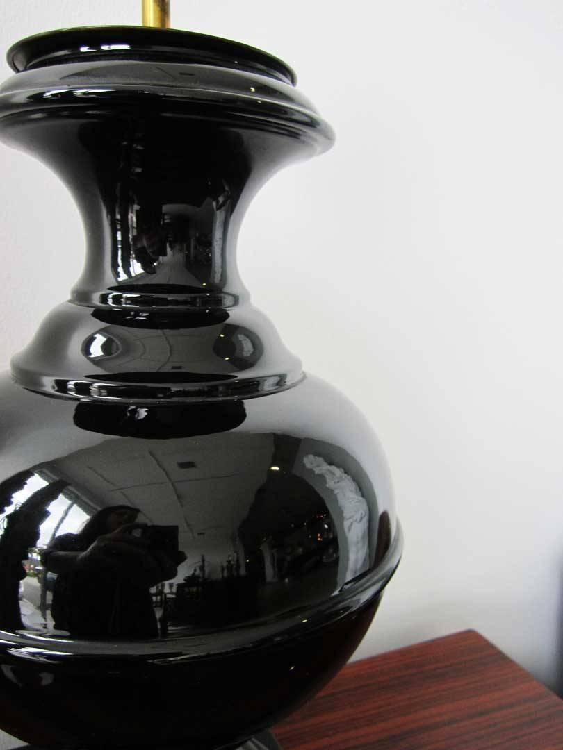 Pair of Black Urn Shaped Lamps In Good Condition For Sale In West Palm Beach, FL