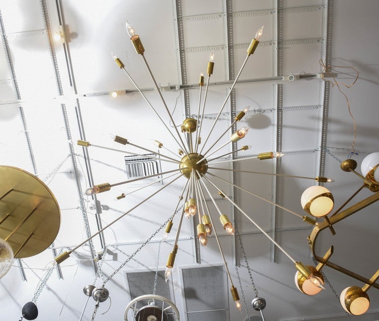 Large White Enamel and Brass Sputnik Chandelier In Excellent Condition For Sale In West Palm Beach, FL