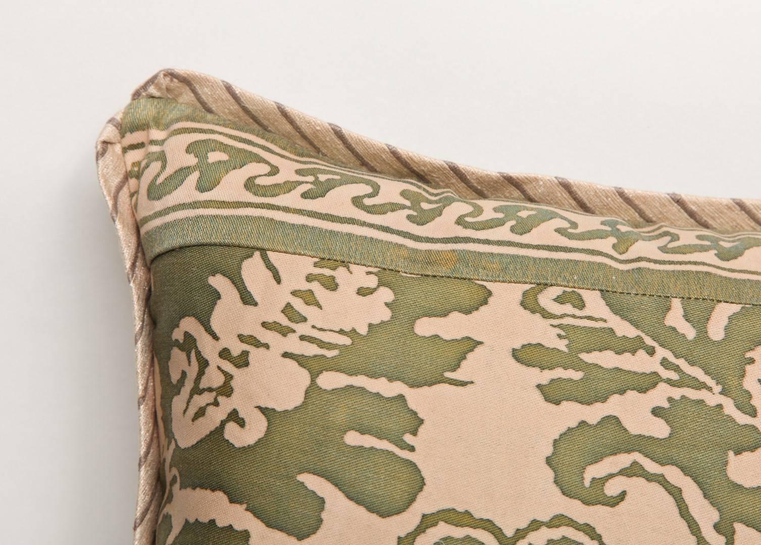 A Pair of Fortuny Fabric Cushions in the Sevigne Pattern In Excellent Condition In New York, NY