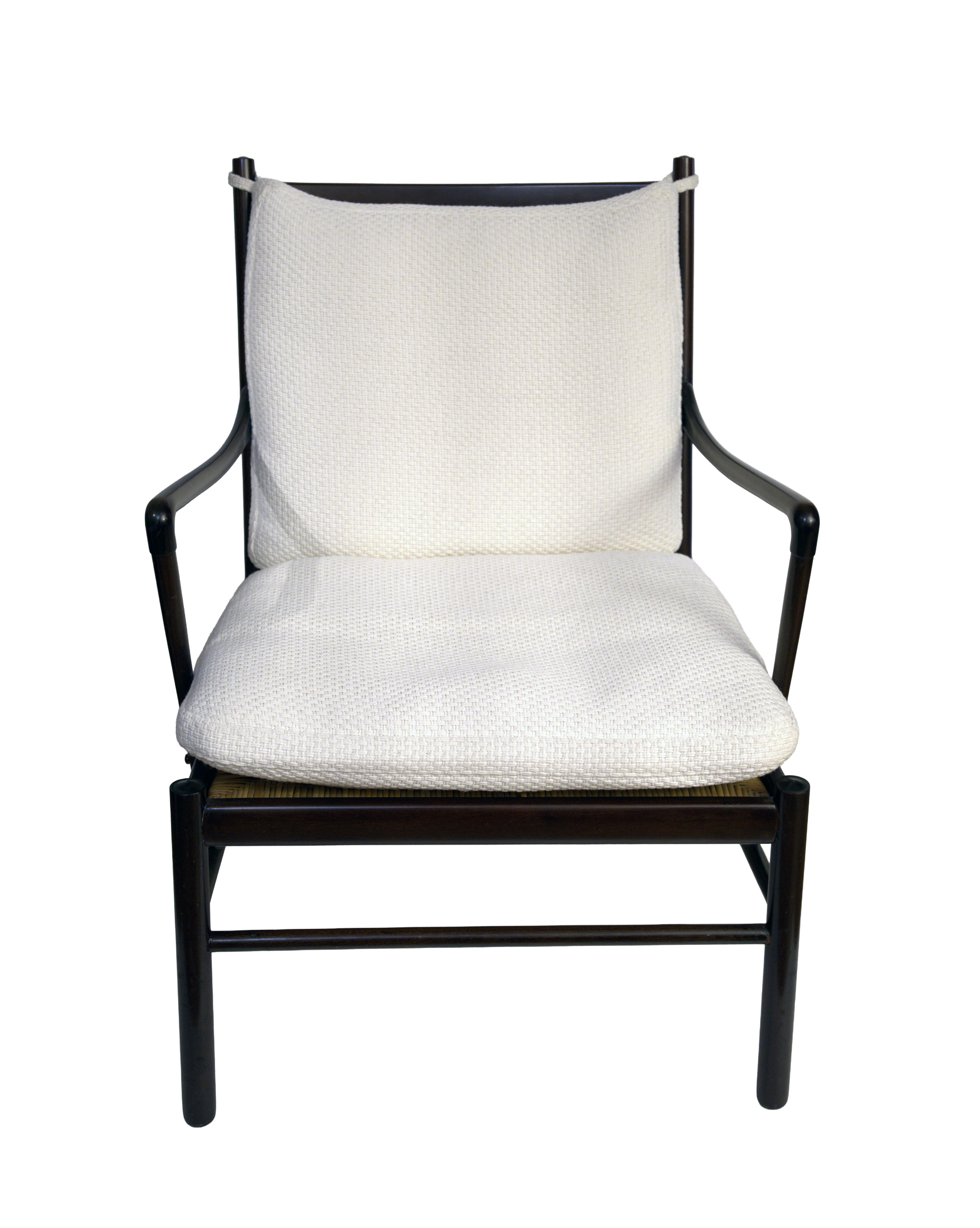 Point d'orgue de la carrière d'Ole Wanscher, la Coloni Chair a été conçue en 1949 et produite par le maître ébéniste Poul Jeppesen au Danemark tout au long des années 1950. Il fait référence aux meubles de l'époque coloniale du Royaume-Uni et de la