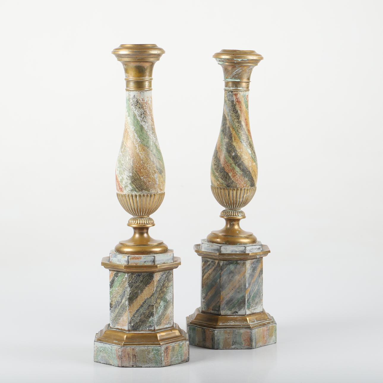 Paire de lampes à huile en forme de tole avec éléments en laiton. La tole, peinte à la main dans un motif faux-marbre en olive, ocre, sienne et anthracite. Montés comme des lampes. Circa 1850.