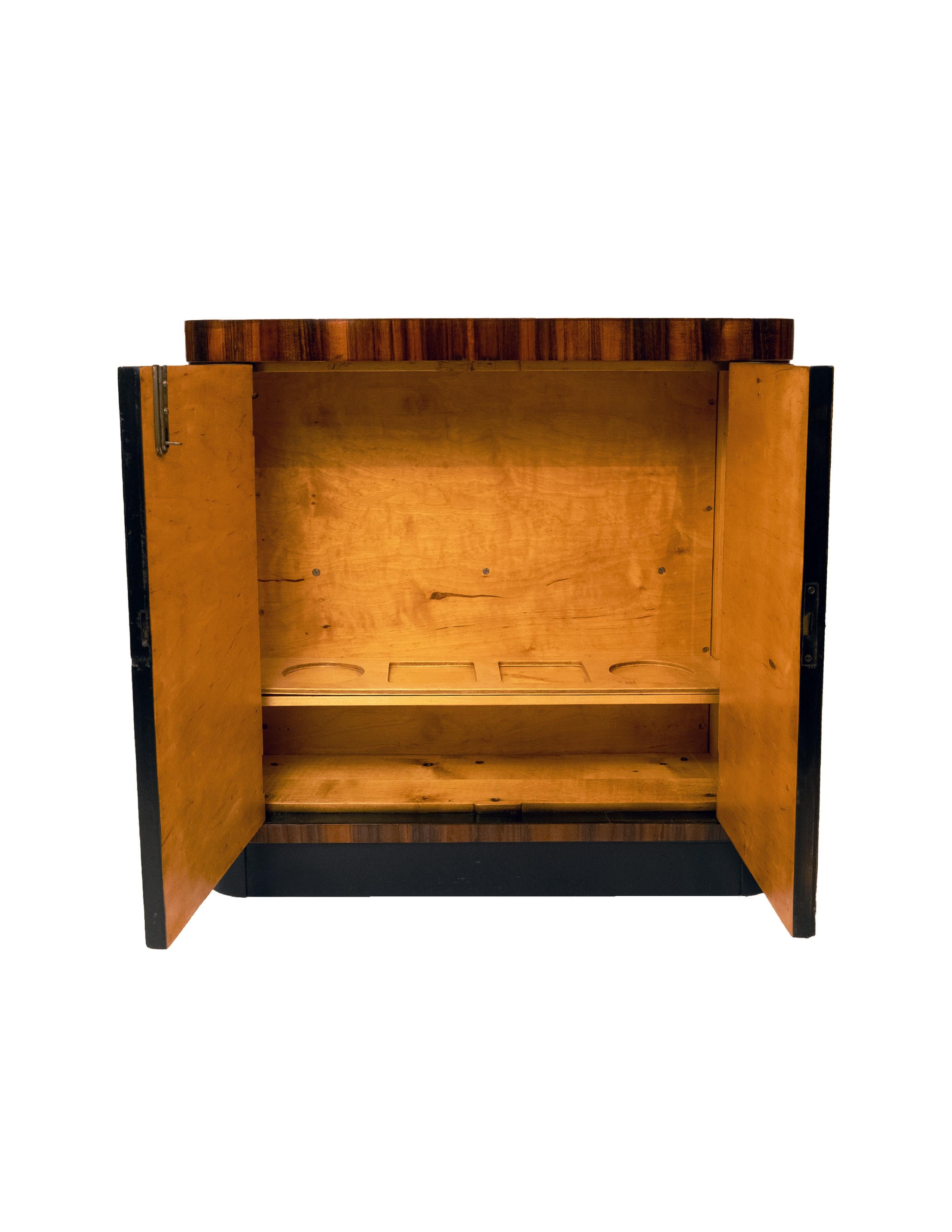 An Art Deco Marquetry Side Table In Good Condition For Sale In New York, NY