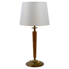 Una lámpara de mesa sueca de los años 30, de latón y madera