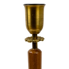 Una lámpara de mesa sueca de los años 30, de latón y madera