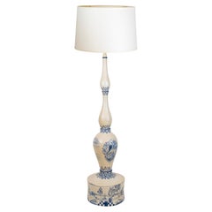 Una lampada da terra in ceramica danese dipinta a mano