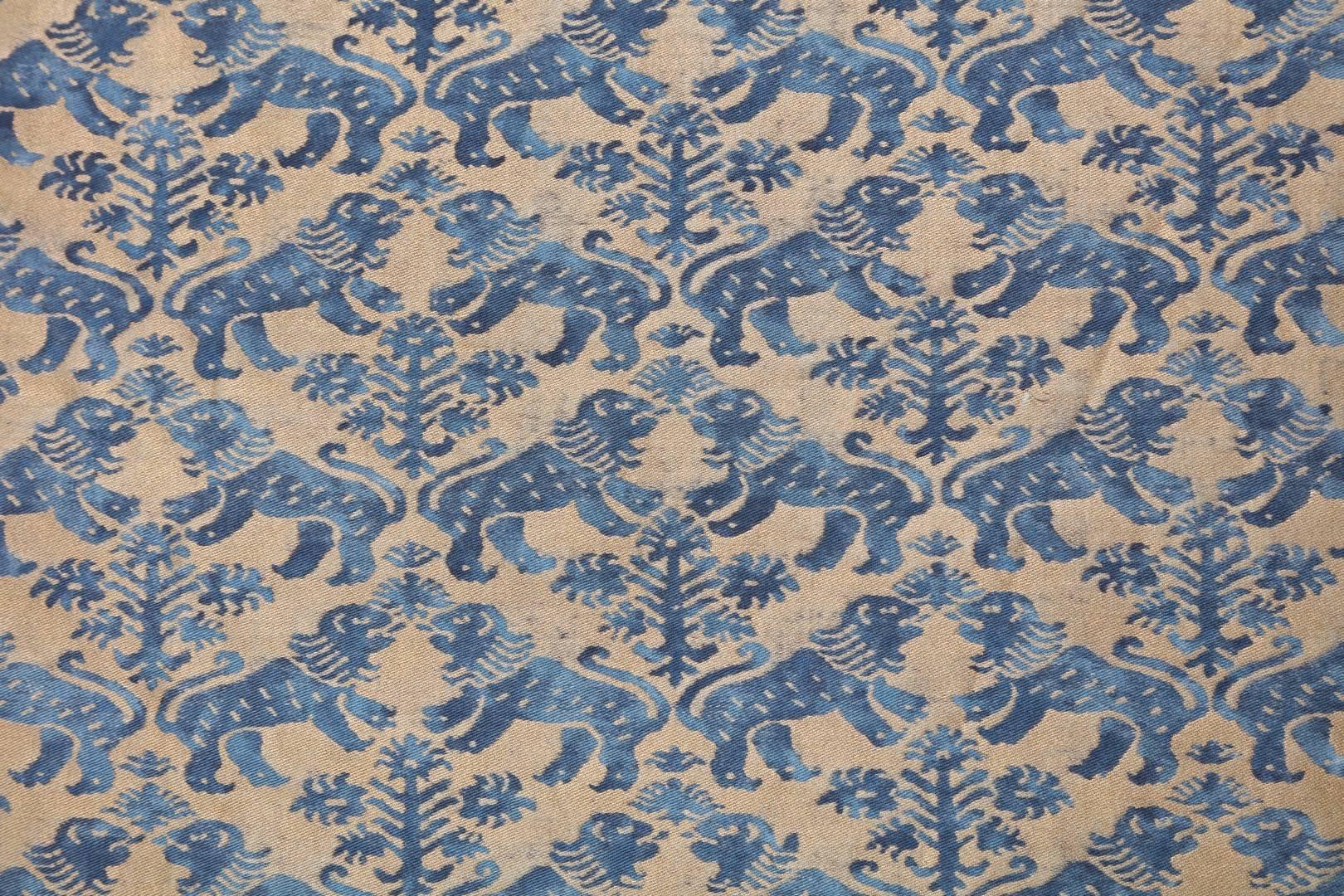 Paire de coussins Fortuny à motif Richelieu, bordés de soie rayée en biais et doublés de soie mélangée. Le motif à double lion s'inspire du style du 17e siècle du cardinal Richelieu (1585-1642), ecclésiastique, noble et homme d'État français.