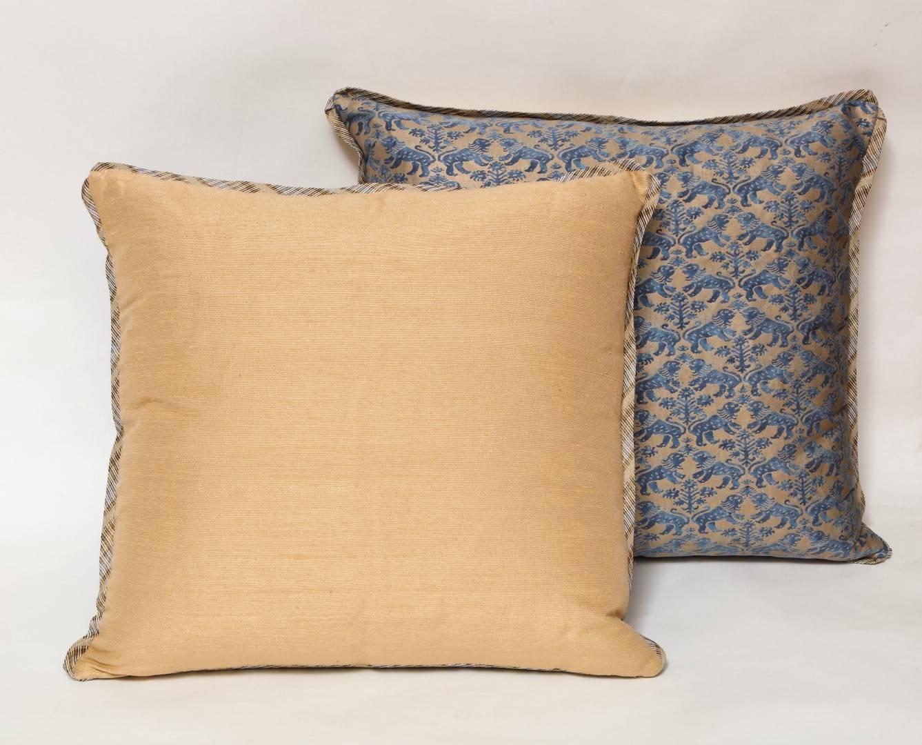A Pair of Fortuny Cushions in the Richelieu Pattern In Excellent Condition For Sale In New York, NY