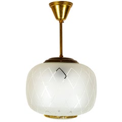 Une suspension moderne de style scandinave en laiton et verre, signée Stockman Orno