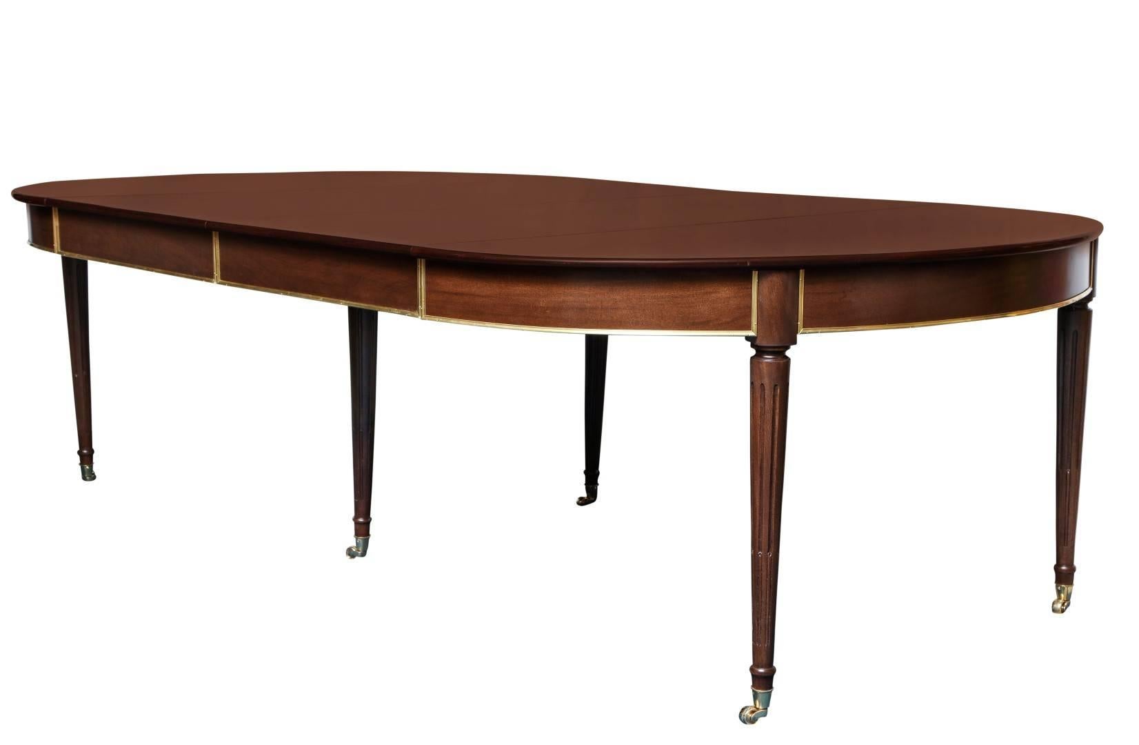 Louis XVI Style Mahogany Dining Table In Excellent Condition In New York, NY