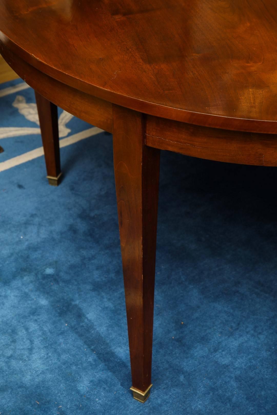 A Mahogany Extendable Dining Table  In Excellent Condition In New York, NY