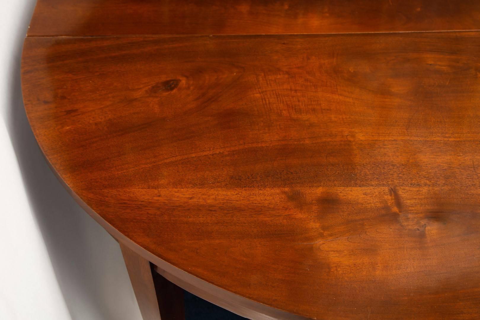 A Mahogany Extendable Dining Table  1