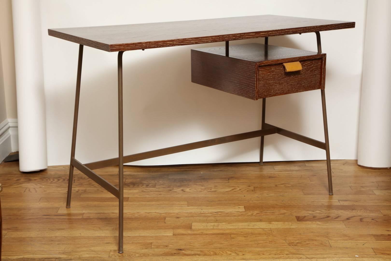 Neuer Schreibtisch aus gekälkter Eiche im Mid-Century-Stil (Moderne der Mitte des Jahrhunderts) im Angebot