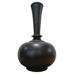 Vaso di marmo nero della metà del XX secolo