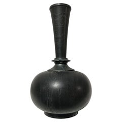 Vaso di marmo nero della metà del XX secolo