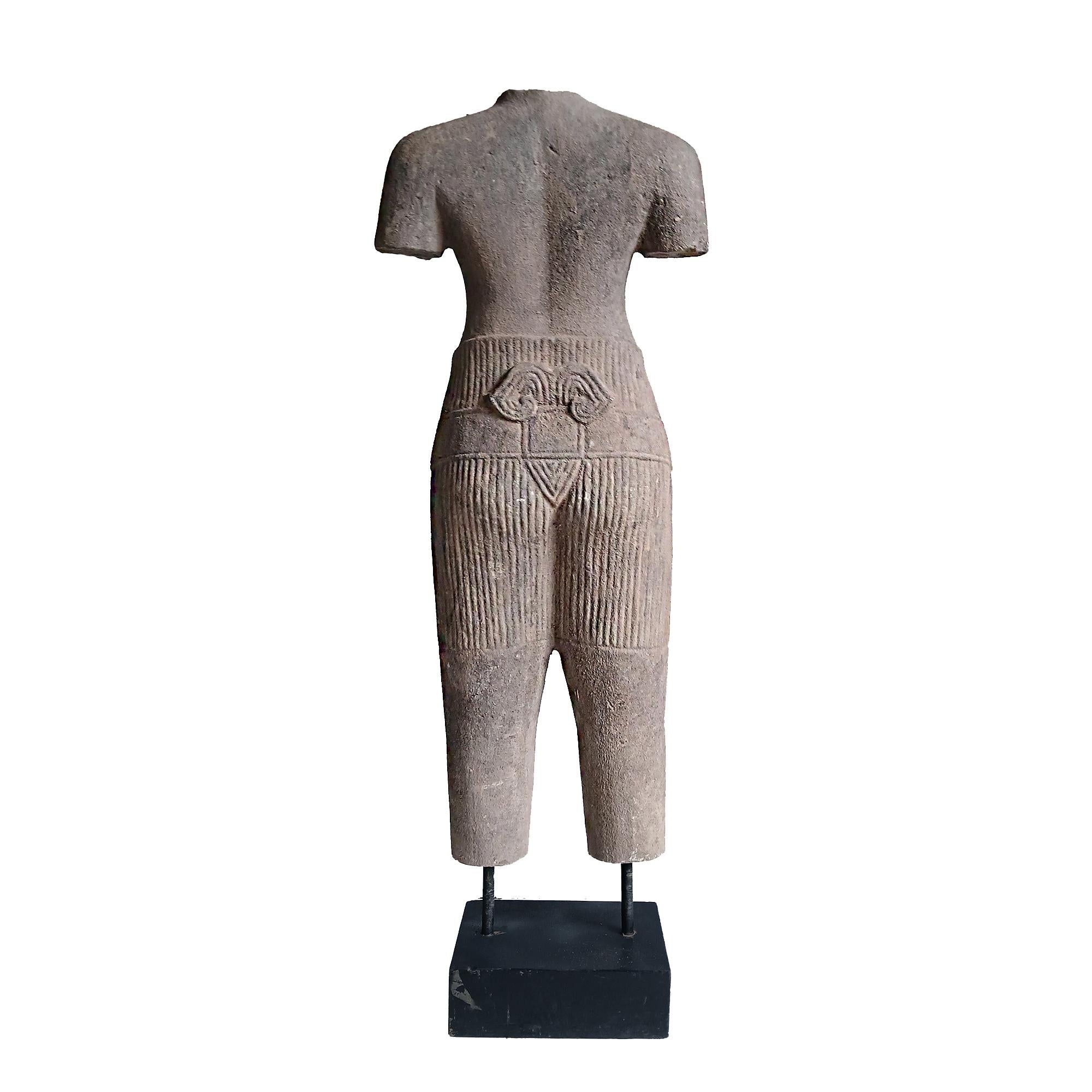Fin du 20e siècle Sculpture de plateau de table sculptée à la main en pierre de Thaïlande en vente
