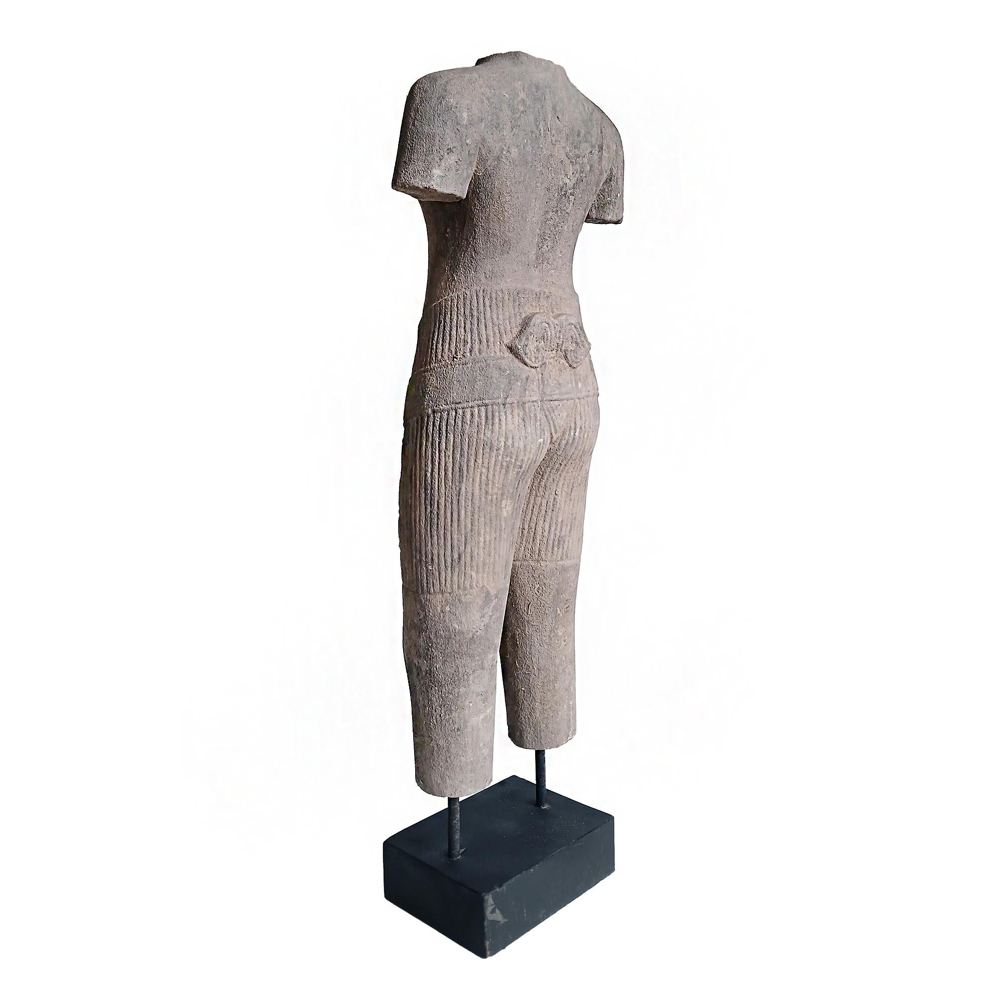 Grès Sculpture de plateau de table sculptée à la main en pierre de Thaïlande en vente