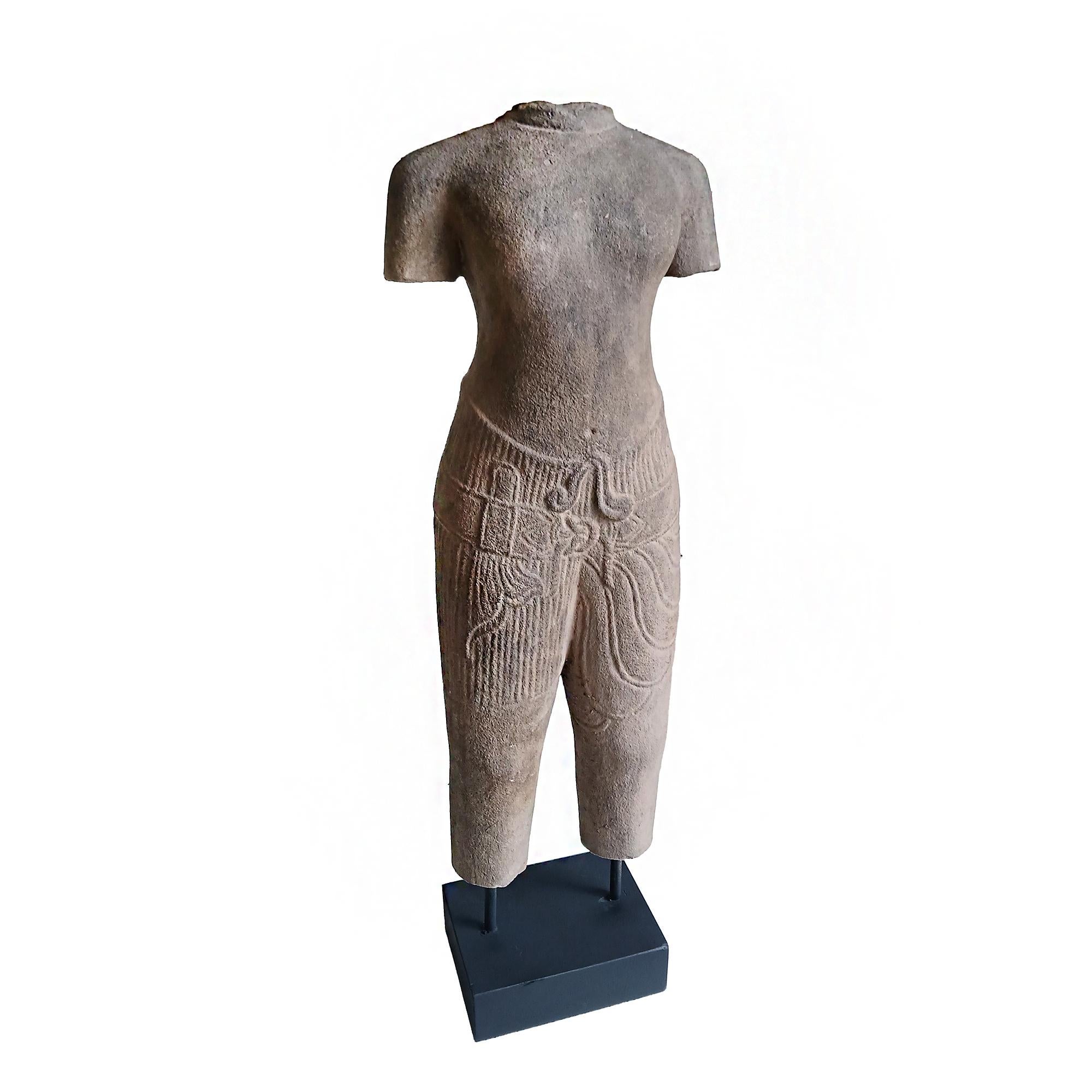 Sculpture de plateau de table sculptée à la main en pierre de Thaïlande en vente 6