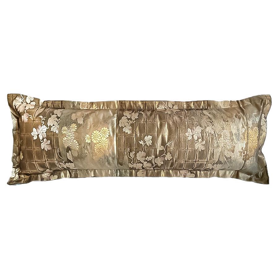 Cuscino bolster rettangolare con bordo a coltello e copertura realizzata con un Obi di seta giapponese dell'inizio del XX secolo.

L'Obi è la lunga fascia che avvolge il kimono per fissarlo al corpo e che nel corso della storia è diventata un