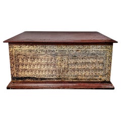 Baule / cassapanca per manoscritti in teak laccato, con motivi dorati ispirati alle leggende di Jakata, Myanmar, XIX secolo