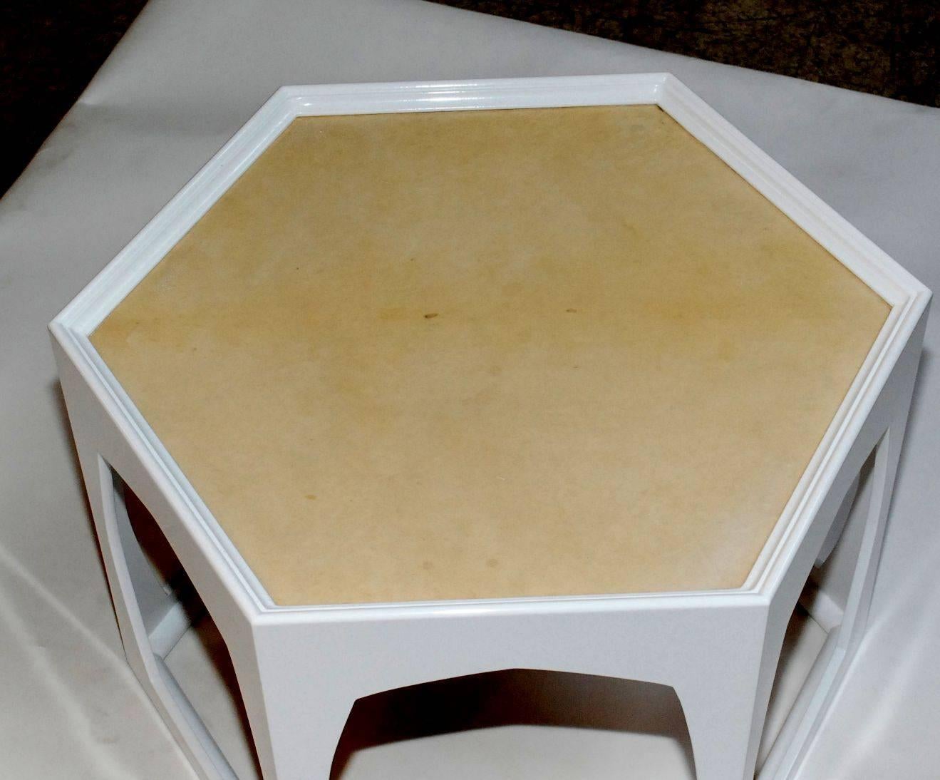 Élégante table d'appoint ou de bout avec une finition laquée blanche et un plateau en parchemin naturel.