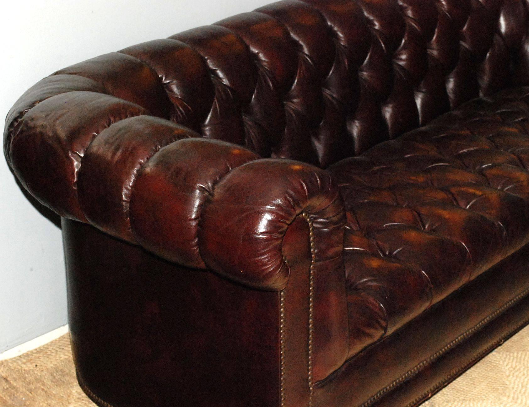 Large tufted leather Chesterfield canapé.