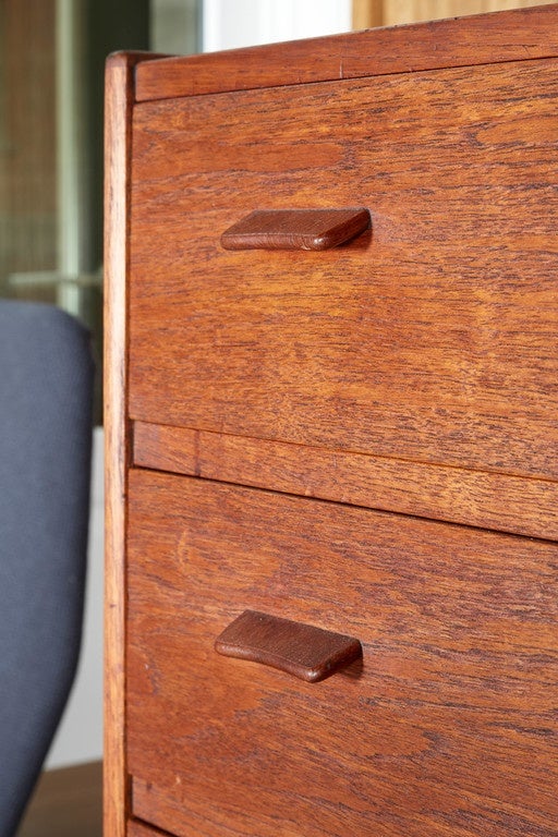 Vintage 1950s Poul Volther Dresser

This teak dresser features a great combination of Teak and Oak. The Teak is used in the frame , drawer fronts and pulls. The oak is used in the interior of the drawers as wells the legs and apron. Functional,