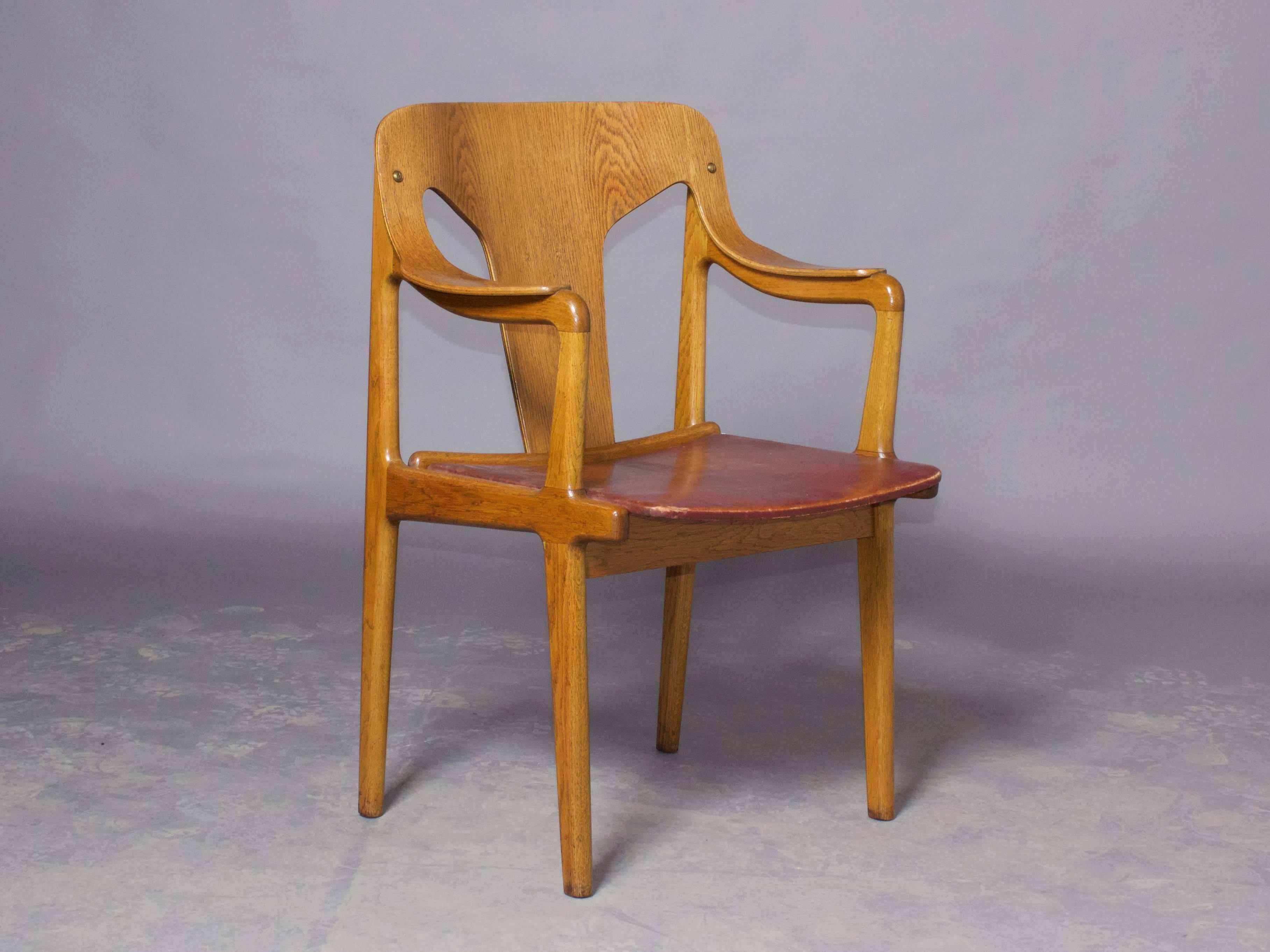 Vintage 1940s oak dining armchairs from Norway, pair

These Scandinavian dining chairs are in excellent condition. The steam bent oak makes a formation that cradles you like no other chair. Absolutely one of the most comfortable chairs I've ever