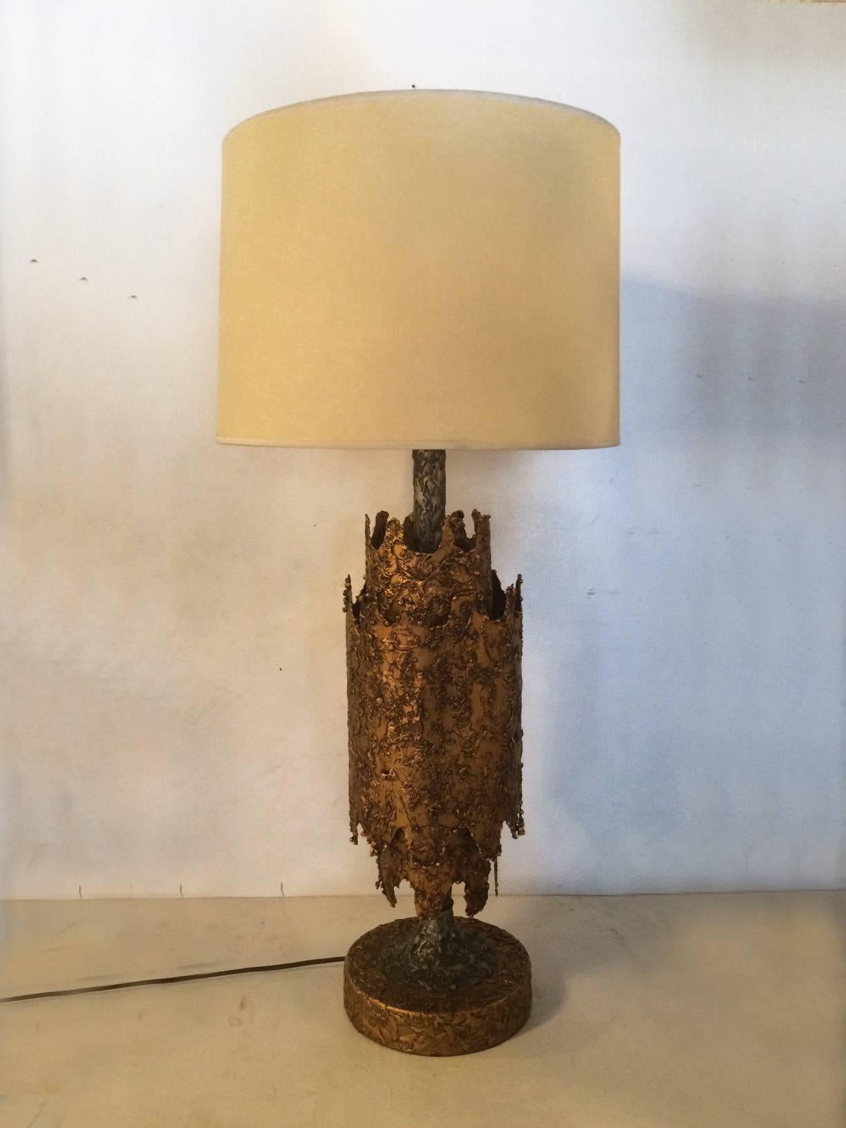 Lamp has two bulbs. One lights the base of the lamp and one the top. The switch first turns on, the bulb in the base, then top light and then with one more turn of switch both light bulbs at once. 
Without the shade, the base is 8
