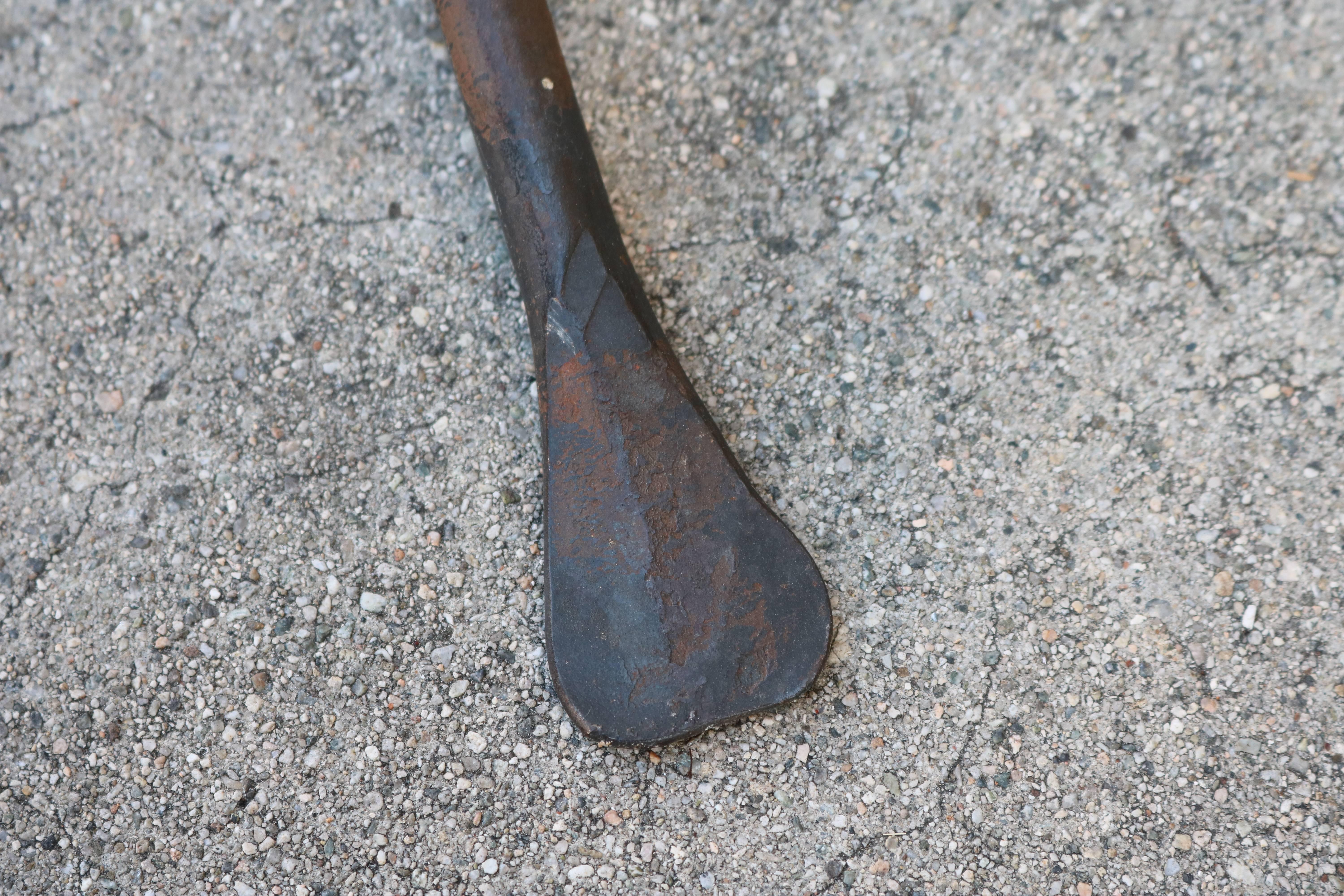 Stehleuchte aus patiniertem Eisen mit kupferfarbenem Schirm (Kupfer)