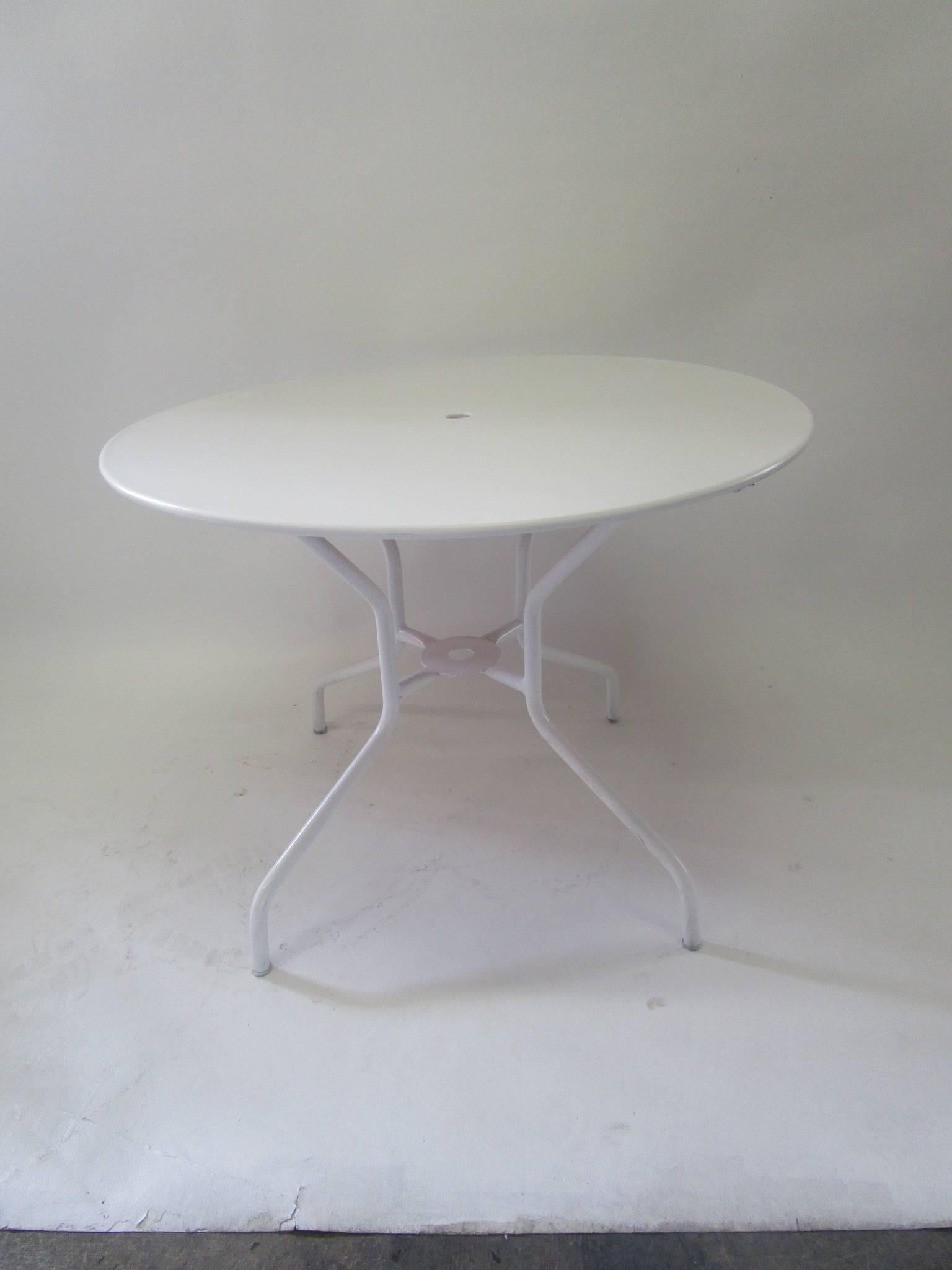 Simple White Painted Steel French 1950s Table In Excellent Condition In Pasadena, CA