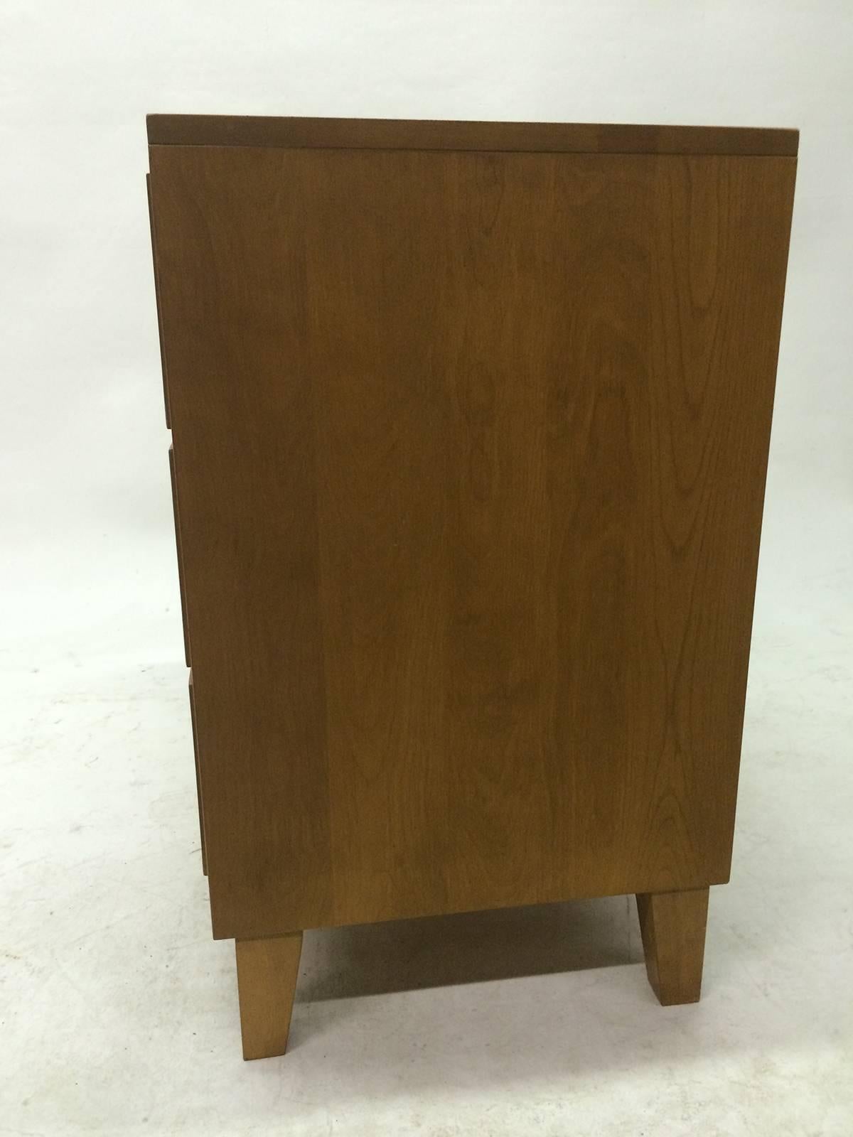 Modern Maple Dresser by Russel Wright for Conant Ball  In Excellent Condition In Pasadena, CA