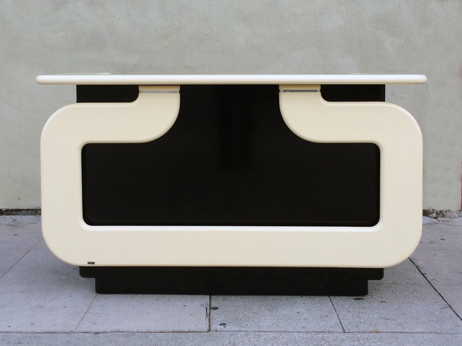 Mid-Century Modern Outstanding Black and Ivory Lacquer Dry Bar