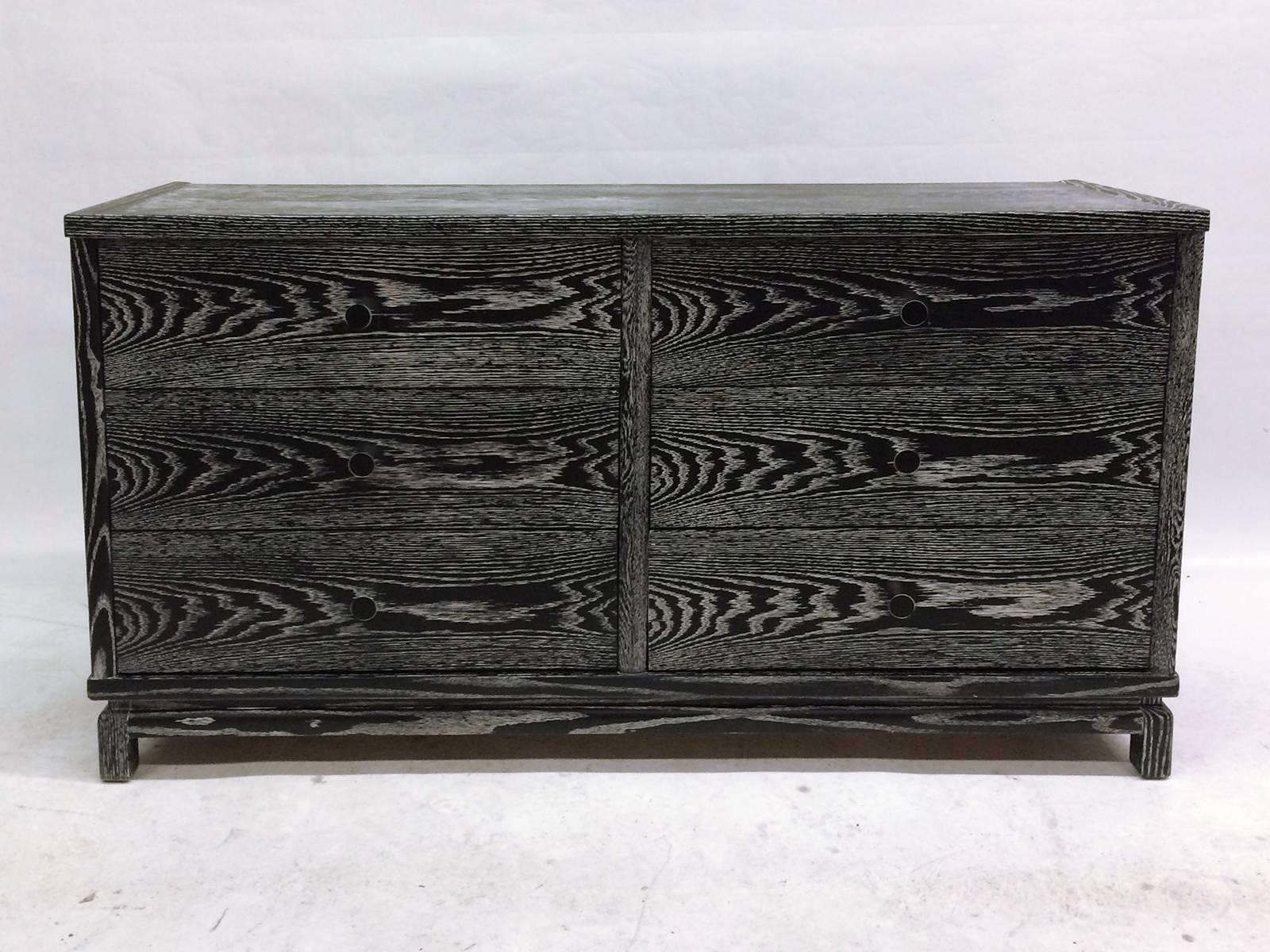 The large grain of this chest of drawers oak amplifies the effect of the ceruse and give to this piece a lot of strength! The dresser features six comfortable drawers with triangular knobs made of nickel with black enameled on the front. It is