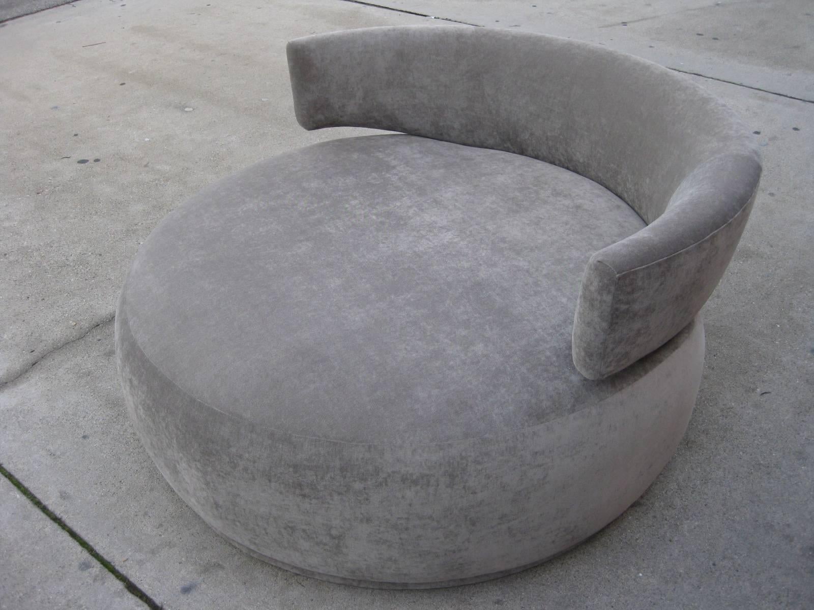 Mid-Century Modern Sculptural Milo Baughman Swivel Love Chair