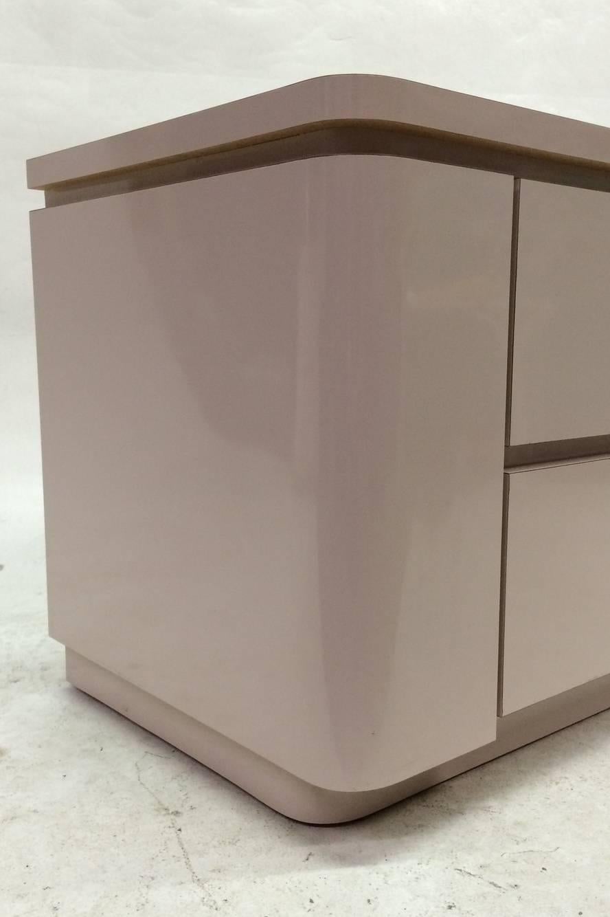 Pair of Dusty Pink Laminate Nightstands In Excellent Condition In Pasadena, CA